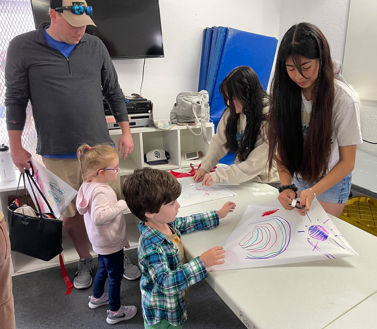 No kite? No problem! We provide all the materials for you to build and decorate your very own kite at the 79th Annual OB Kite Festival presented by @obkiwanis and OBWC. Whether you're a first-time flyer or a pro, come enjoy food, music, and community fun at Robb Athletic Field tomorrow (May 16) from 10am-3pm. 🙌