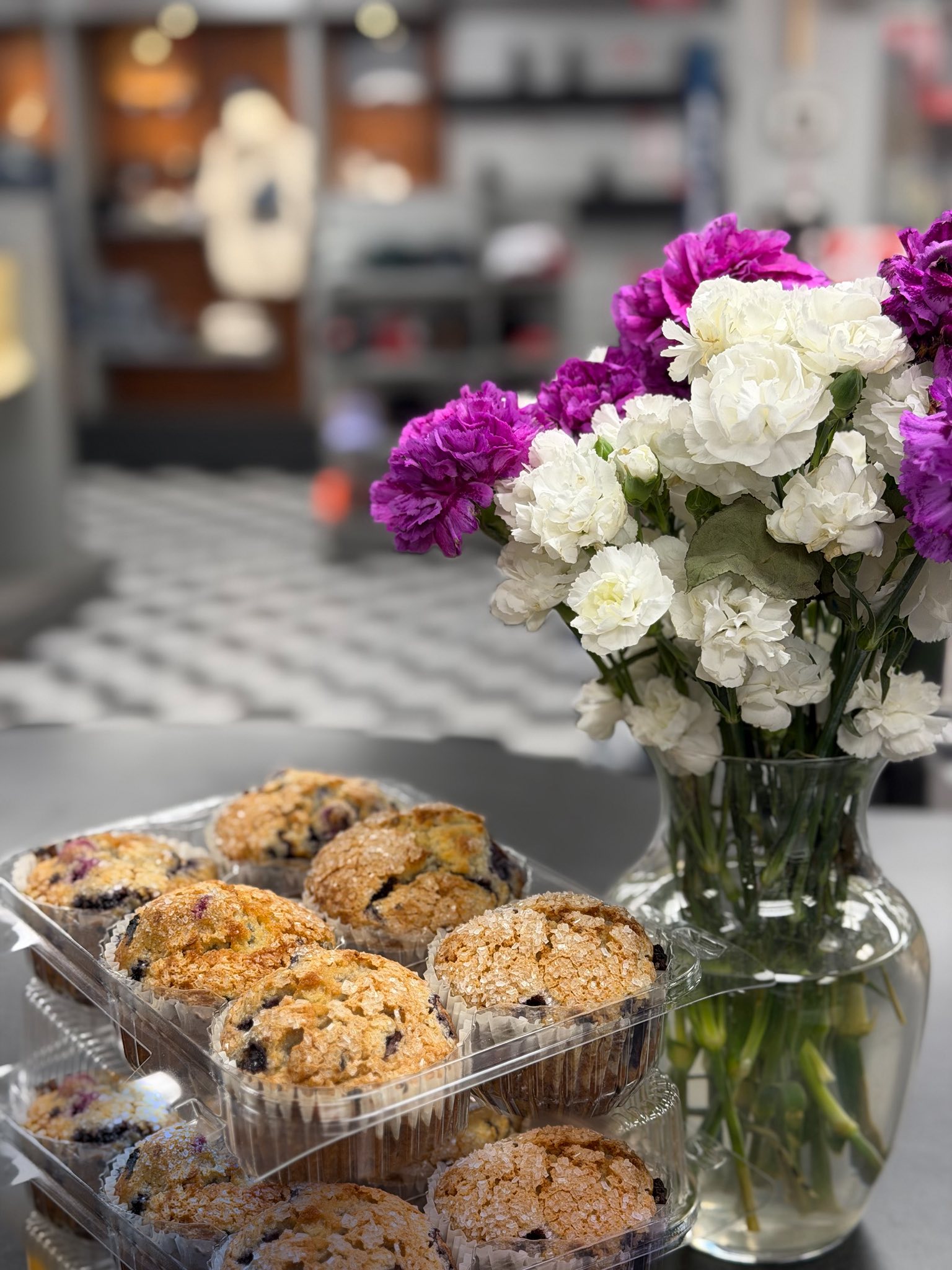 Dough Mama brought in some goodies for us today 😍 Blueberry 🫐 and chocolate chip🍫 muffins 😬😬 check out her page and give her a like! 🤤🤎
