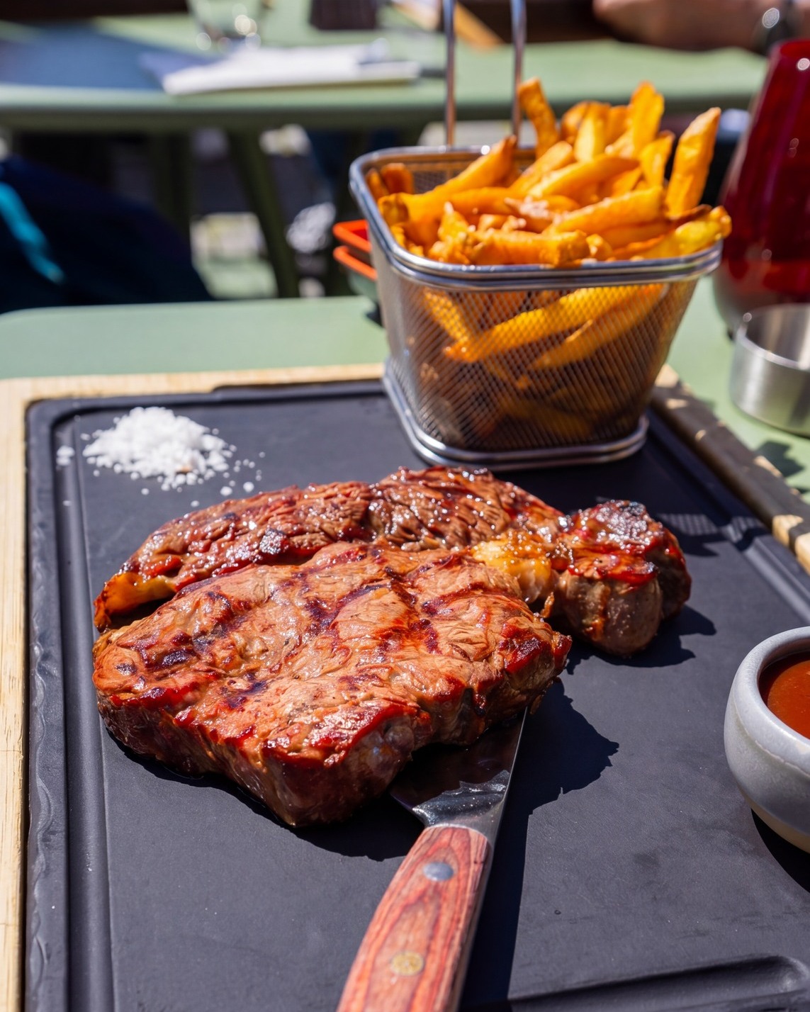 Saftig gegrilltes Steak, knusprige Fries und pure Genussmomente unter freiem Himmel 🔥🥩🍟
So schmeckt der perfekte Tag! Wer hätte jetzt auch Lust auf ein gutes Steak? 😍
#steaklover #foodporn #grillgenuss #frieslover #restaurantlife