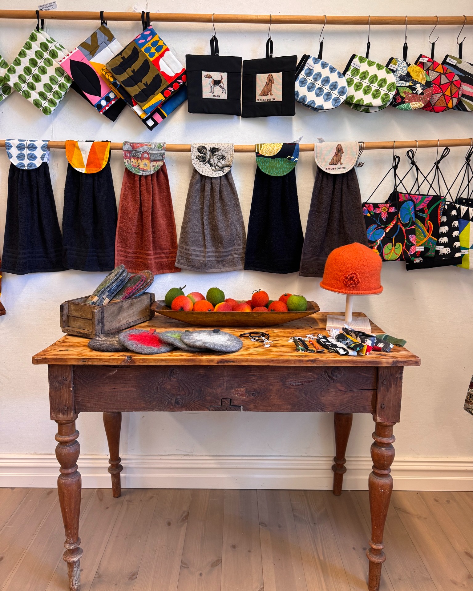 Gästutställare pop-up nr. 4 denna veckan Birgit Sjöberg.
Birgit jobbar med textil, tovat och betong.