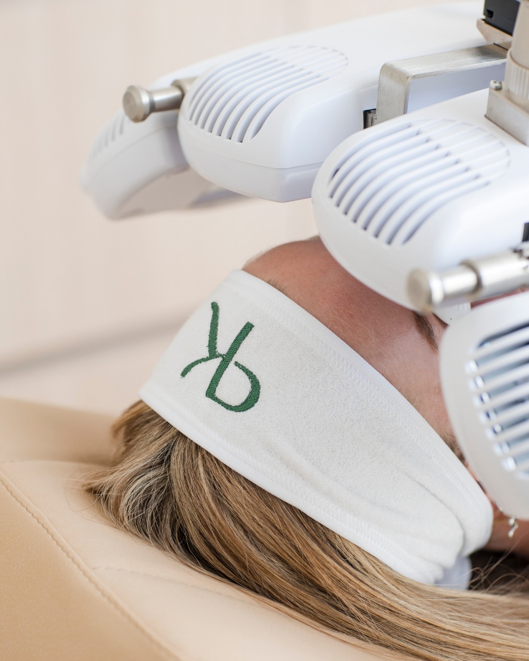 Soms heeft je huid gewoon een extra boost nodig ✨
Met LED-therapie geef je je huid een zachte, niet-invasieve behandeling die helpt om te herstellen, kalmeren en versterken. Ideaal bij een gevoelige huid, roodheid, droogte, pigmentvlekjes of wanneer je huid wat extra glow kan gebruiken.
#LED #LEDtherapie #plastischechirurgie #PUURkliniek #SurgicArt
