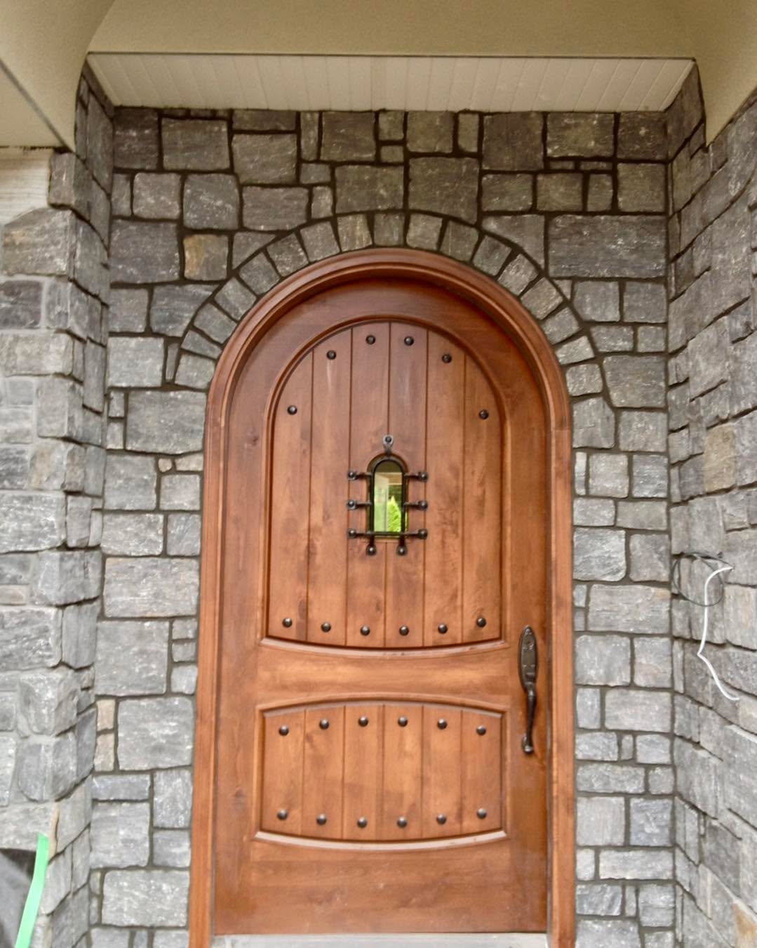 It’s hump day. We’re at the top of the arch and it’s downhill from here!
#stoneveneer #arch #archway #custombuilds #entrancedoor #entrancedesign #yvrhomes