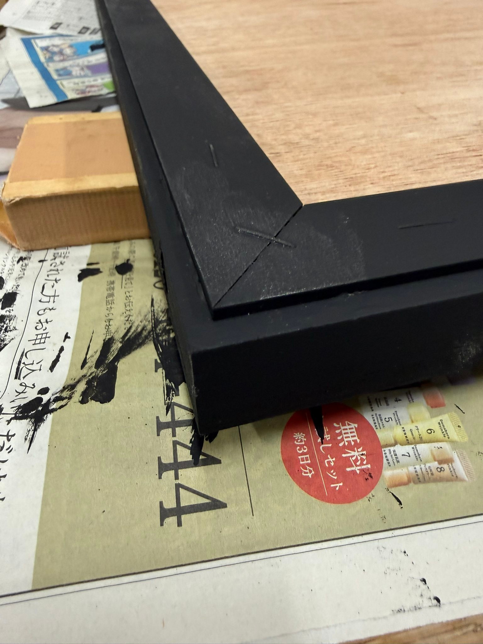 久々の抽象の時代がはじまった!
今回は画の裏にも3mmの隙間を作ってより浮遊感、立体感を表現してみる。
頑張った日はご褒美だね!