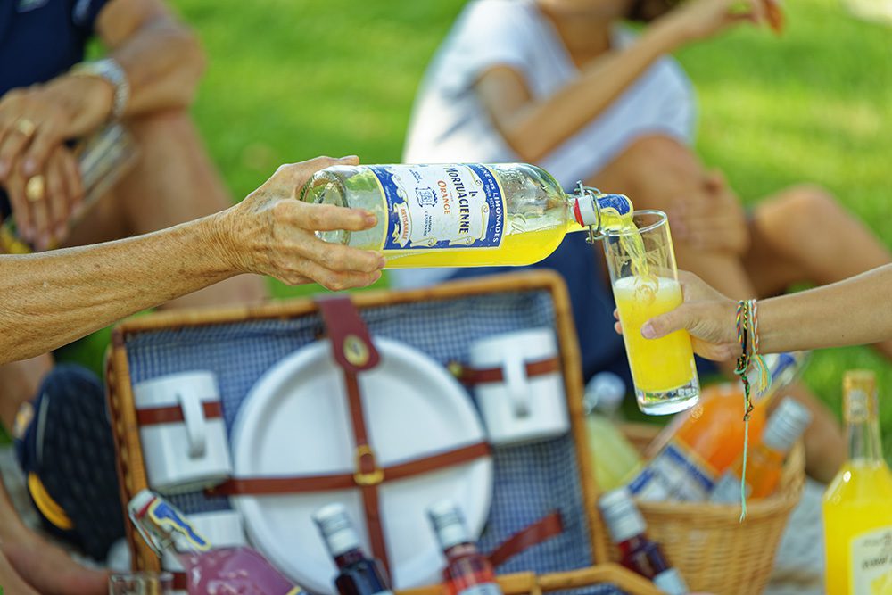 🍋 Limonade La Mortuacienne : la bulle fraîcheur
.
Fine, désaltérante, et juste ce qu’il faut de caractère.
La Mortuacienne, c’est le petit plaisir qu’on garde au frais… et qu’on ouvre dès qu’on veut se faire du bien.
.
Pourquoi on aime ?
👉 Des ingrédients simples et de qualité, comme tout ce qu’on sélectionne pour vous.
👉 Un savoir-faire artisanal, parce que le bon goût demande de la passion.
👉 Une vraie alliée des beaux jours, à déguster bien fraîche, en apéritif, en dessert… ou dans un cocktail maison.
.
🧡Notre coup de cœur du moment : le Rosé Pêche-Framboise, un cocktail frais, fruité et élégant à réaliser chez vous :
• 1 bouteille de rosé type Gascogne, rond et fruité
• 2 pêches jaunes en tranches
• 250 g de framboises
• des glaçons
• et on allonge avec La Mortuacienne L’Originale.
.
Et vous, plutôt limonade bien fraîche, cocktail maison ou découverte fruitée ?
.
.
.
#limonade #lamortuacienne #aperoclock #kioui #kiouiarras #lebongoutdumarche #kiouiprimeurs
#primeur #fruits #legumes #fromages #charcuterie #epiceriefine #madeinfrance #shoplocal #bio #vrac #instagourmand #foodaddict #healthyfood #lifestyle #familygoals #arras #hautsdefrance
.
www.kioui-primeurs.fr