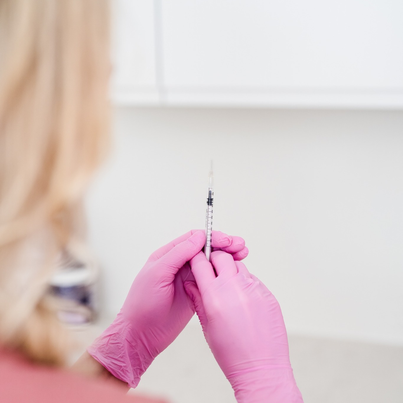 Fat dissolving injections use a naturally occurring compound to permanently break down localised pockets of fat — in areas that are often resistant to diet and exercise.
At Simply Skin Clinic, this treatment is used most commonly for:
— Double chin and jawline definition
— Jowl reduction
— Small localised pockets of stubborn fat
Results develop gradually over several weeks as the body processes the dissolved fat cells. Most clients require 2 to 3 sessions for optimal results.
A thorough consultation with Dr Emma is always the first step.
Link in bio to find out more.
— Simply Skin Clinic, Winchester
#FatDissolving #JawlineDefinition #SimplySkinClinic #WinchesterAesthetics #NonSurgical