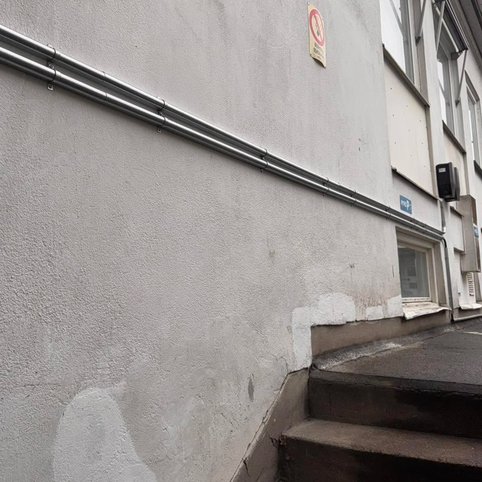 Installation av laddbox
Snyggt, säkert och framtidssäkrat.
Här har vi utfört installation av laddbox med fokus på både funktion och ett stilrent resultat längs fasaden.
Behovet av smart och säker elbilsladdning fortsätter att växa och vi hjälper både företag, bostadsrättsföreningar och privatpersoner med lösningar anpassade efter deras behov.
Funderingar på att installera laddbox? Hör av dig så hjälper vi dig hela vägen från planering till färdig installation.