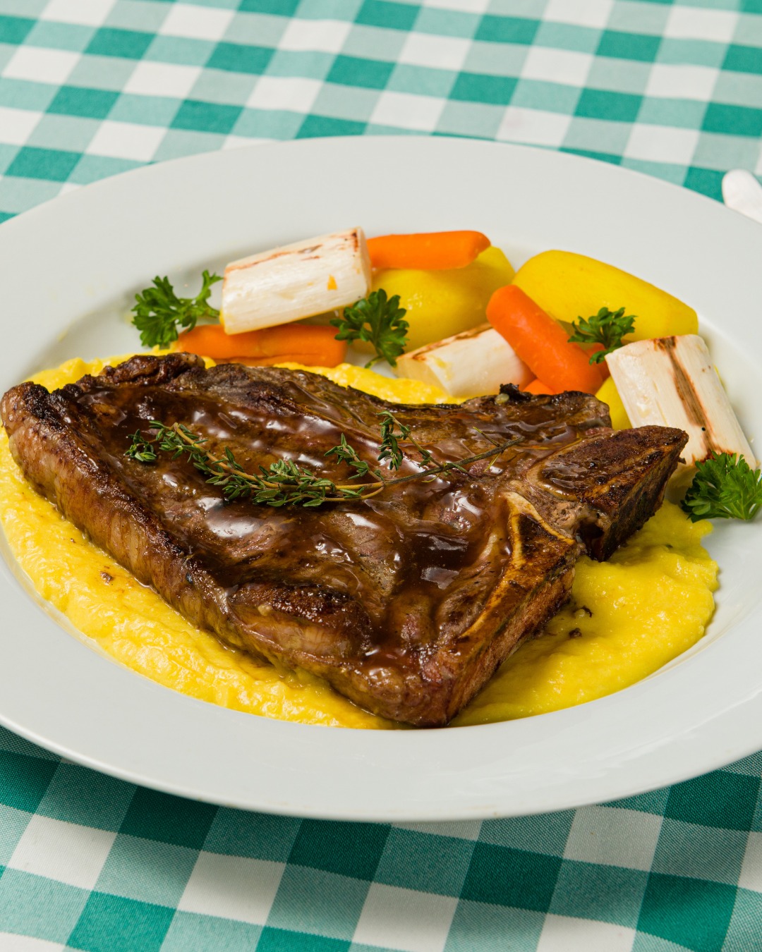 Na fotografia gastronômica, meu objetivo é capturar não apenas pratos, mas experiências! 🍽️✨ Cada detalhe, textura e cor é pensado para despertar o desejo e transportar o público diretamente para a mesa do restaurante.
Desta vez, minhas lentes estiveram no @giorginorestaurante, em Bragança Paulista, um restaurante que traduz a tradição italiana em pratos incríveis:
🍖 Escalope Suíno Recheado – Aspargos e parmesão elevam o filé suíno, enquanto o arroz de açafrão com pera e bacon surpreende a cada garfada.
🥩 Filé Mignon à Montana – Uma combinação clássica de suculência e sabor, com farofa especial e batatas rústicas que fazem toda a diferença.
🌿 Salada Giorgino – Frescor e crocância em perfeita harmonia, servidos na elegância da cestinha de parmesão.
🍯 Crocância Nozes ao Creme de Damasco – A doçura equilibrada e a textura perfeita para fechar essa experiência gastronômica com chave de ouro.
Meu trabalho é transformar a essência da gastronomia em imagens que abrem o apetite antes mesmo da primeira mordida! 📷✨
Me conta: qual desses pratos já te conquistou só pela foto? 👇😋
#mariocoelhofoto #fotografiaprofissional #fotografiagastronomica #fotografogastronomico #fotografiadecomida #gastronimiaitaliana