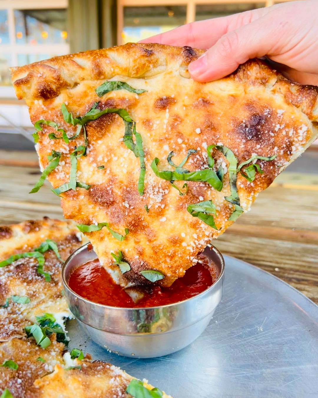 🤤Stuffed Pizzas! Crust on the bottom AND on the top!
🍕Inside the Stuffed Spinach pizza: olive oil, crushed garlic, spinach, prosciutto, ricotta, and mozzarella.
🍕Inside the Meat Up pizza: crushed tomato sauce, little pepperoni, meatballs, mozzarella, ricotta, and honey.
🌿On top: butter onion garlic sauce, pecorino cheese, and fresh basil!
🍅Served with: warm crushed tomato sauce for dipping!
#pizza #stuffedpizza #gvldaily #gvltoday #upstatefoodie #greenville360