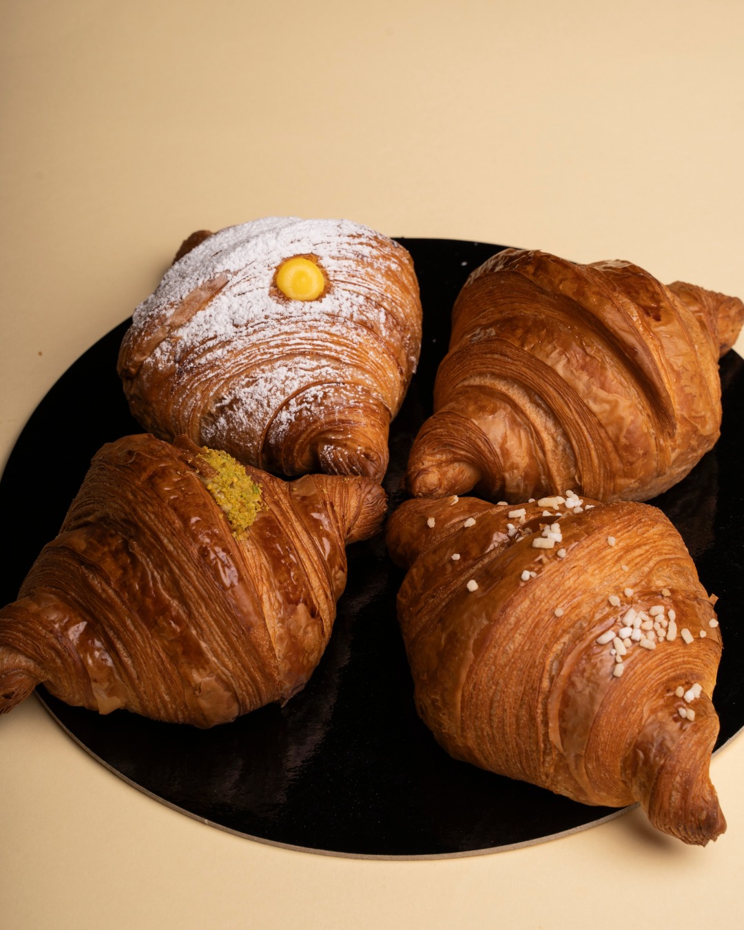 Crema al pistacchio, cioccolato o marmellata? 🤍
Scegli il tuo gusto preferito e componi la tua box Solevè,
con i dolci che ami, perfetti per ogni occasione.
✨ Scrivici e creiamo insieme la tua box
📞 +39 331 258 8607
✨ Passa a ritirarla in laboratorio oppure richiedi la consegna
📍 Via Pastrengo 58, Moncalieri
#solevelaboratoriopasticceria #fornoartigianale #primavera #Solevè