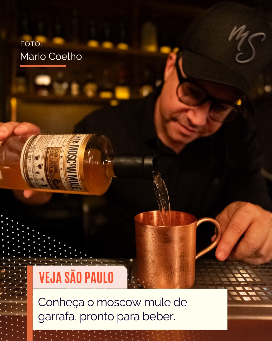 📸✨ #TBT de uma foto que ganhou destaque na Veja São Paulo Comer & Beber e também na Revista Exame.
Foi muito especial ver esse registro do famoso Moscow Mule, popularizado por @marceloserranooficial, ilustrando matérias sobre a história do drink e o lançamento da versão pronta para beber da @nibbitter , idealizada por @pablomoya_nib e @diego_dillon .
As fotos foram feitas na inauguração do @frigobarspeakeasy , em um projeto que uniu fotografia, coquetelaria e muita personalidade.
Na fotografia de drinks, cada detalhe importa. Textura, brilho, espuma, reflexos… tudo é pensado para transmitir a experiência que aquele coquetel entrega ao vivo.
E confesso que ver meu trabalho publicado em veículos tão importantes foi um daqueles momentos que ficam marcados 🍸📸
👉 Os links das duas matérias estão disponíveis na bio.
👉 Curtiu esse clique? Deixa seu like aqui 😄
#mariocoelhofoto #moscowmule #coquetelaria #drinks #fotografiagastronomica #fotografiadeproduto #cocktails #mixology #vejasp #revistaexame