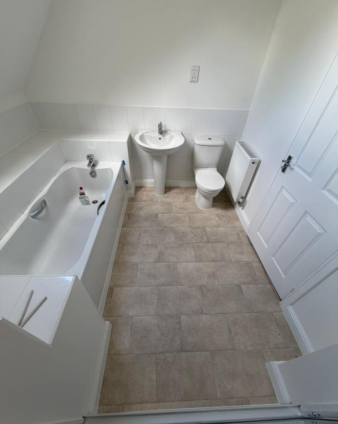 Victoria carpet’s easicare heartland
Colour pinvin
Fitted on 10mm underlay
Bathrooms in tarbert natural tile
What a stunning finish to this 5 bed mansion ❤️