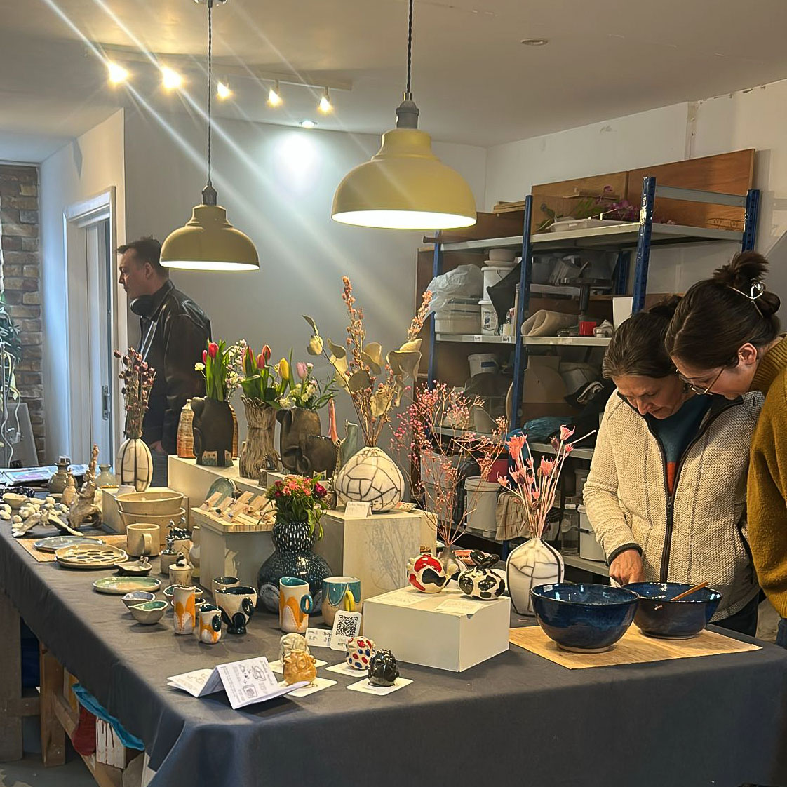 PARADE MEWS POTTERY
We were invited to visit Parade Mews Pottery, which opened its doors last weekend only (not open this weekend), by ceramicist Laura Fletcher.
Tucked away at 15–17 Parade Mews, SE27 9AX, this hidden gem is home to a community of talented potters working in open access studios.
We discovered an absolute treasure trove of beautifully thrown pottery to sculptural decorative ceramics and had the chance to chat to meet some of the makers behind the work (and couldn’t leave without making a purchase for a special someone’s upcoming birthday).
#DulwichFestival #PotteryStudio #Ceramics #OpenStudios #SouthLondonArt #HandmadeCeramics
@lisastickley_studio
@sarahhornestudio
@tilt_ceramics
@susu.calvert
@shirleynelsonjewellery
@ellisartandwords
@leilakhasaljewellery
@hinsleys_
@stitch_school
@delphinelebourgeois
@chrisweekesart
@twistedvintagejewellery
@tenter_official