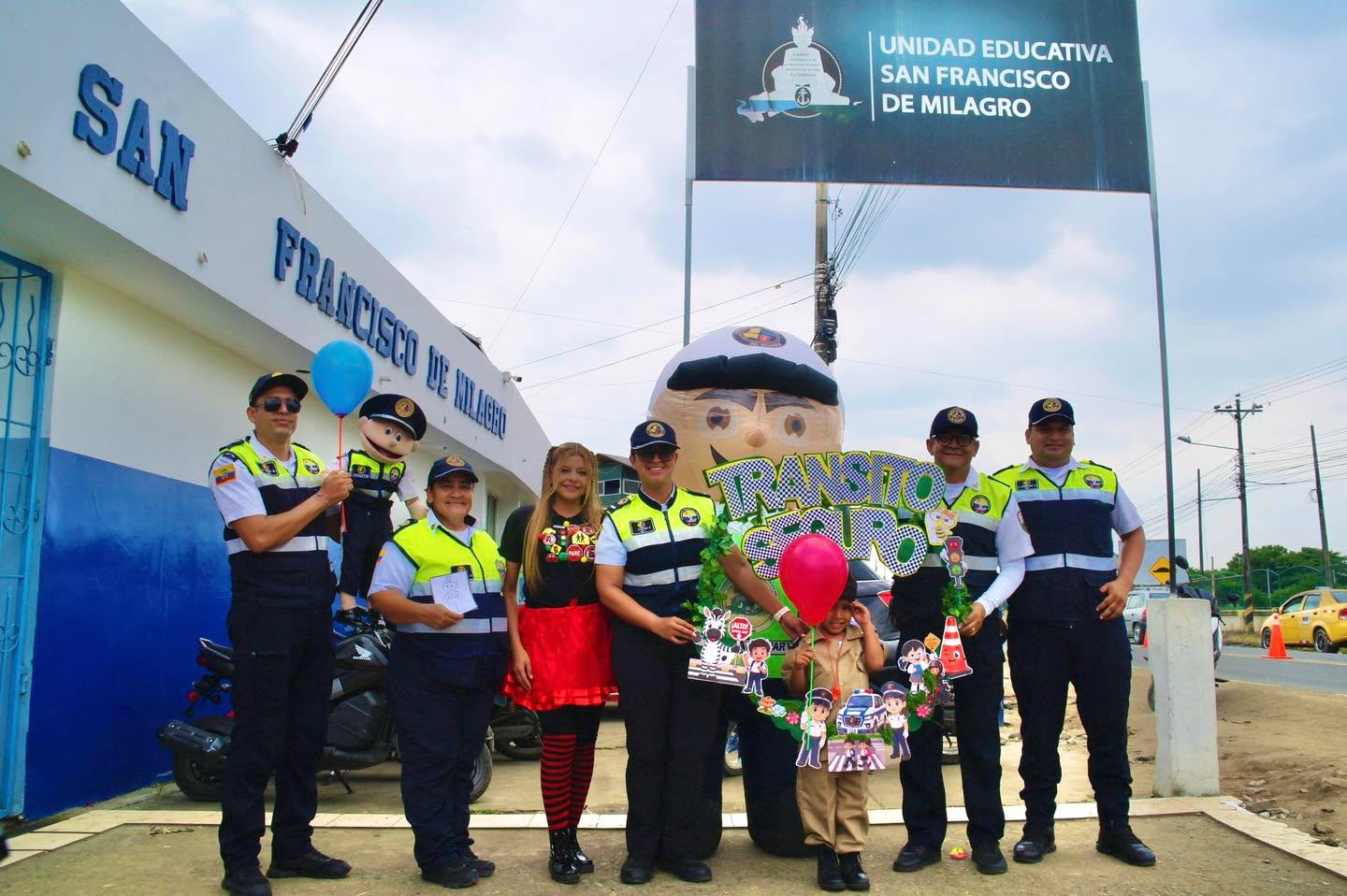 🚦💙 La Comisión de Tránsito del Ecuador llevó a cabo en nuestra institución la campaña “Tránsito Seguro”, fortaleciendo la importancia de la responsabilidad vial, el respeto y la prevención en las vías. 🛣️⚓
#💙SomosLosMejores
#⚓SomosLaNaval
#🚦TránsitoSeguro
#🛣️ResponsabilidadVial
#✨FamiliaNavalina