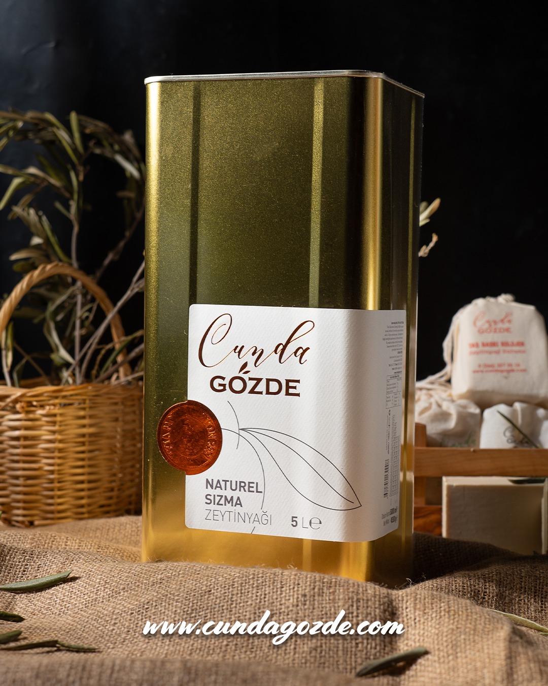 Düşük asit oranı, meyvemsi aroması ve altın sarısı rengiyle sadece bir yağ değil, gerçek bir şifa kaynağı.
✨ Her damlasında adanın rüzgarını ve toprağın bereketini hissedeceksiniz.
👉 Hemen Sipariş Ver: www.cundagozde.com
#CundaAdası #yöreselürünler #gozdezeytincilik #YerelÜretim #zeytinyağı