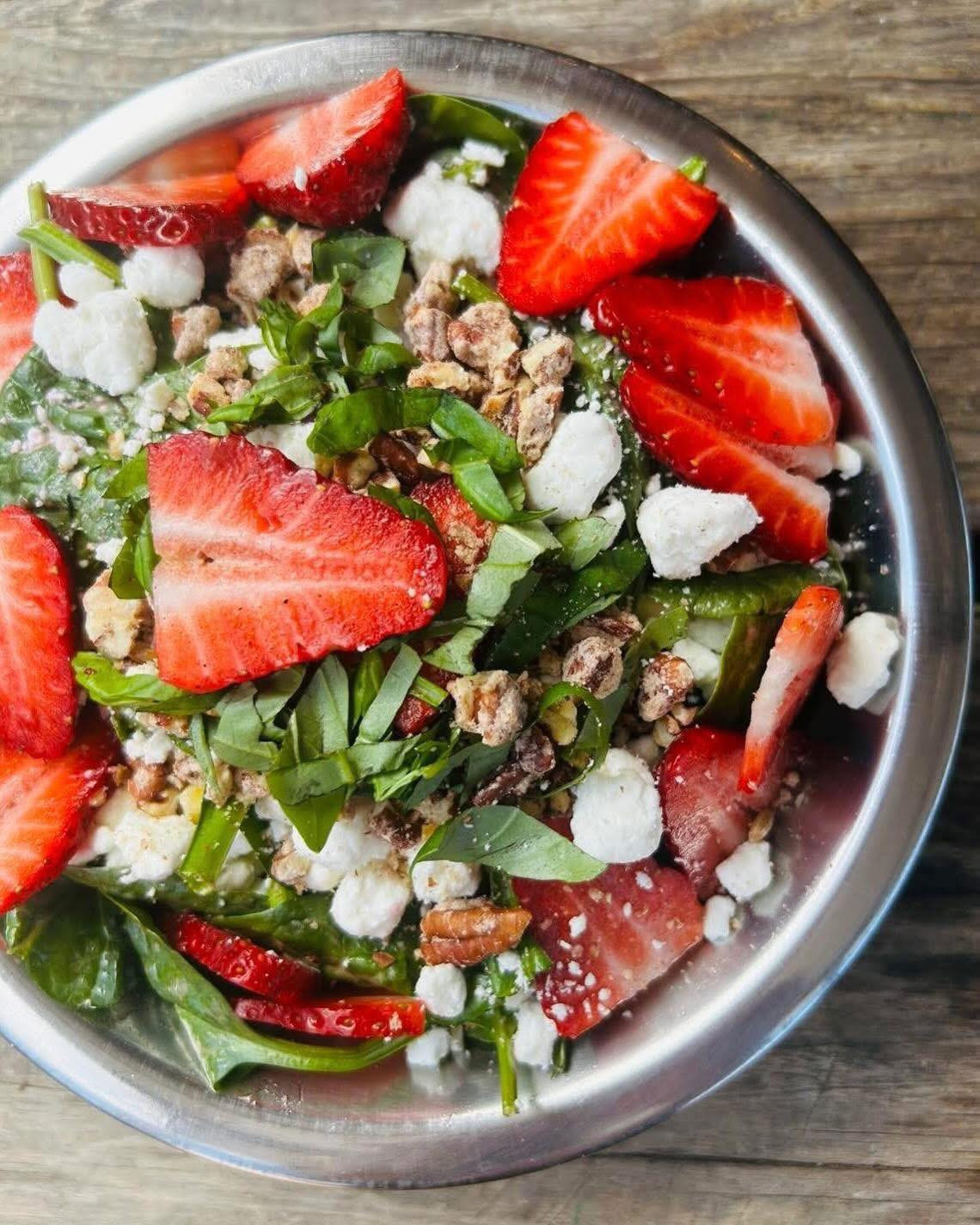 🍓Enjoy SWEET & SAVORY with the Seasonal Strawberry Salad!
🍓Fresh sliced local strawberries, citrus candied pecans, goat cheese, basil from @tygerriversf , red onion, organic baby spinach, and homemade strawberry basil dressing!
🍓Enjoy at all Sidewall Pizza locations in either small or large size for a limited time!
#strawberry #gvltoday #greenville360 #travelersresthere #offthegridgreenville