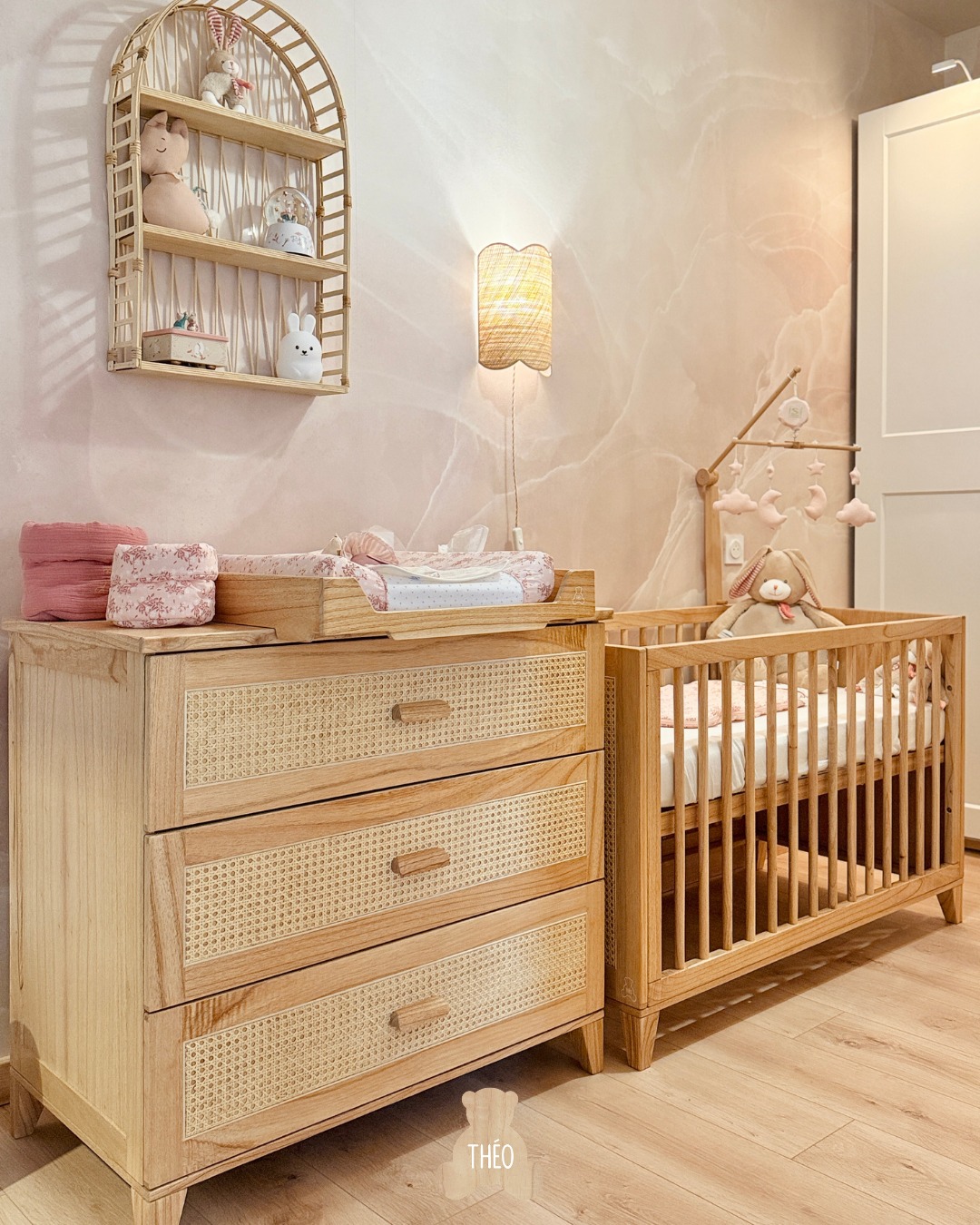 Collection Nami Bois
Une chambre en authentique bois véritable faite pour les amoureux de la nature et du bien-être qu’elle nous apporte. Les panneaux mdf sont aussi plaqués avec d'authentiques feuilles de bois, sans imitation. Le cannage est aussi fait avec du tressage de rotin naturel.
#BébéConfort #theobebe #chambrebebe #DécoNaturelle #BienEtreBebe #mobilierdurable #ChambreBébé #TheoBebe #litevolutif #chambreBebe #MeublesDurables #BienÊtre #ThéoBébé #ConfortBébé