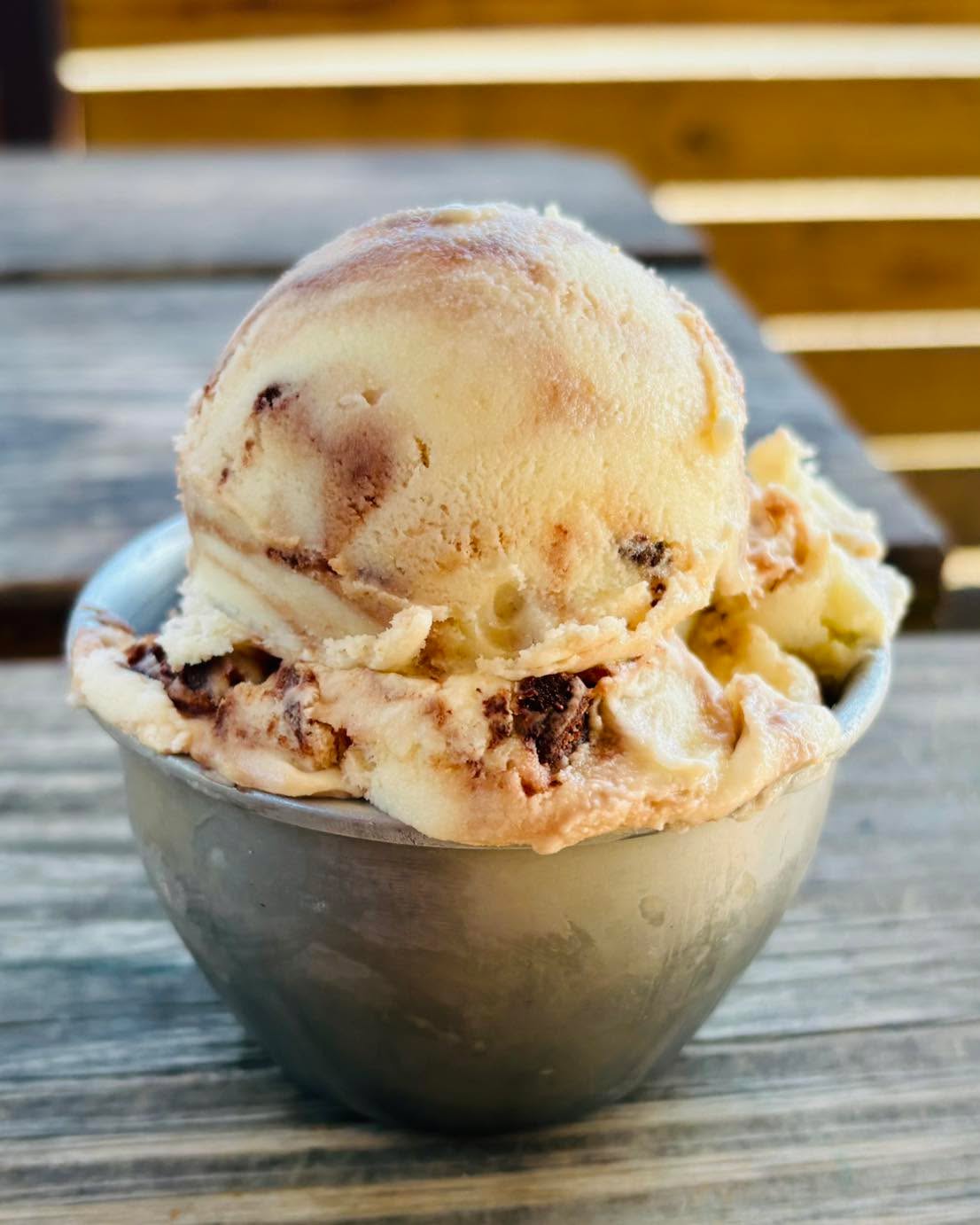 🍨NEW Mocha Chocolate Chip Cookie Ice Cream! Mocha ice cream with crumbled chocolate chip cookies!
😋Available at all Sidewall Pizza locations while supplies last.
#icecream #gvldaily #greenville360 #greenvillesc