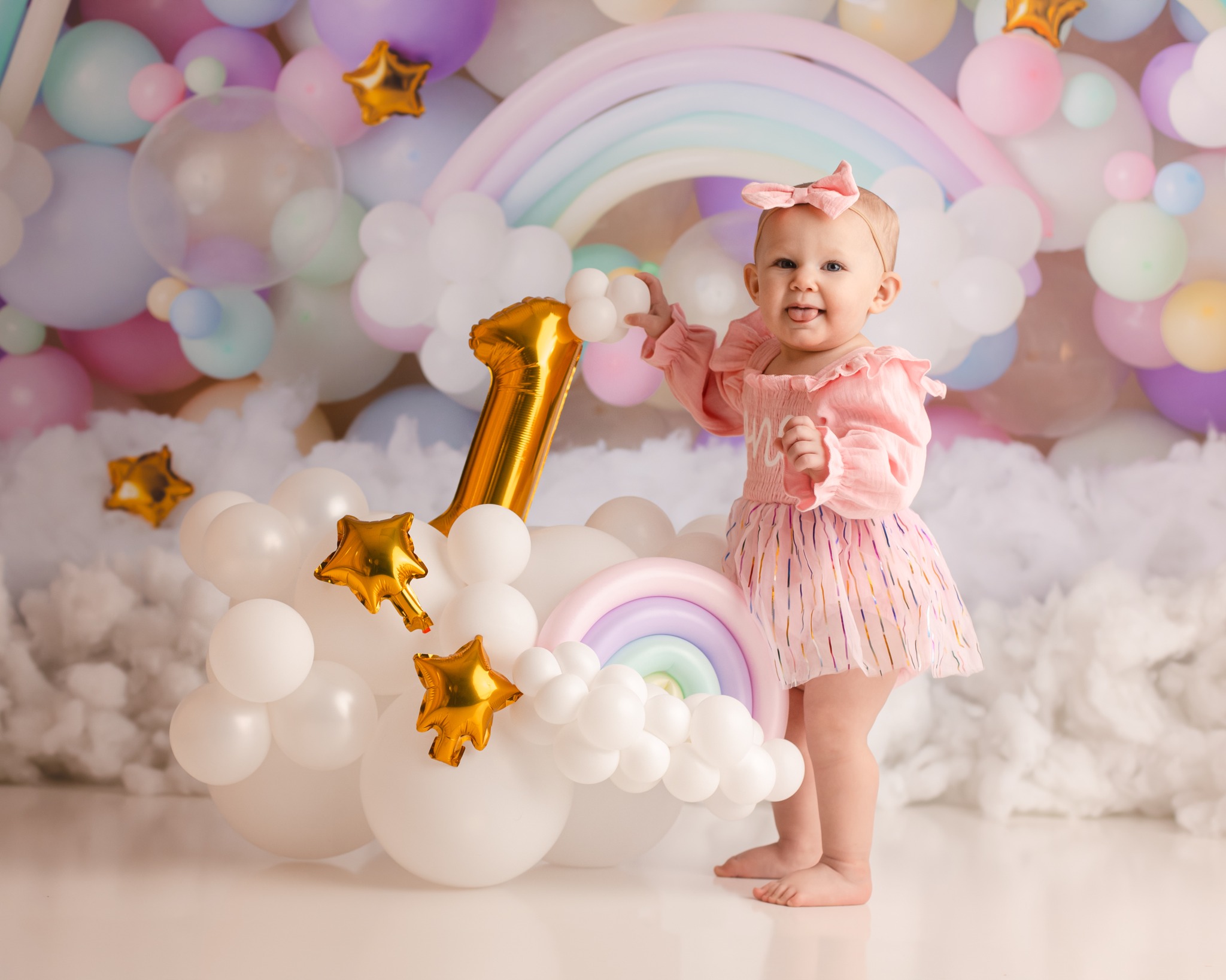 Is your baby turning one soon? The best time to do a cake smash session is when baby is sitting confidently, eating solids, and not quite walking yet.
