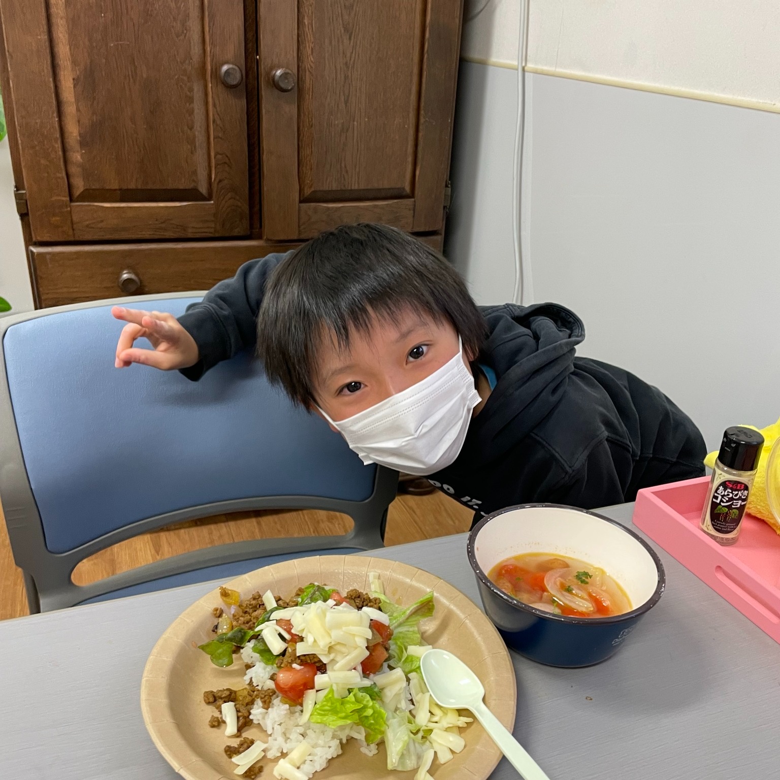 やってみながら英語を学ぶ
👐 私たちの生徒は、クッキング、工作、実験、クラフト、ゲームを通して英語を学びます。
✨ 体験型の学びは、ただくり返すのではなく、「英語