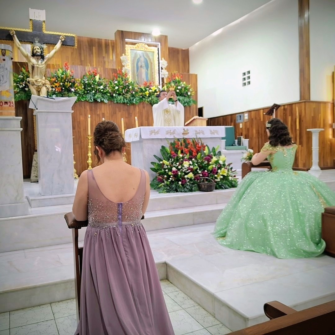 Nuestro Ensamble Francesco de 7 músicos, ideal para cualquier tipo de celebración. En esta ocasión acompañando una hermosa quinceañera.
¡Haz de tu misa una ceremonia inolvidable!
Consulta nuestra agenda
WhatsApp 33 1614 3194
#quinceañera #musicaparamisas #coroyorquesta #guadalajara🇲🇽