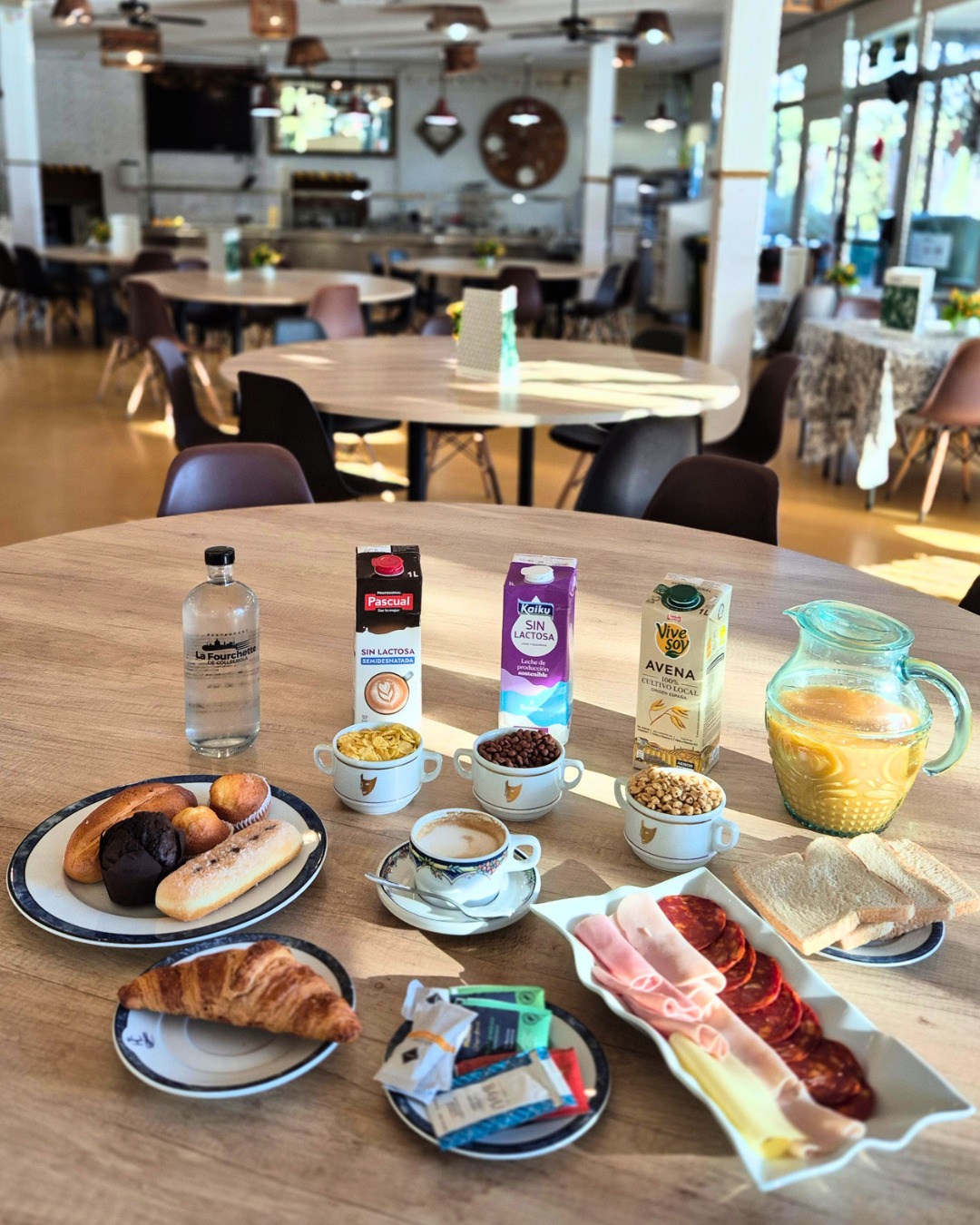 Despertar rodeado de naturaleza y empezar el día con un buen desayuno incluido.
Pan, fruta, yogur, cereales, café, zumos y opciones para todos los gustos.
Sencillo, cuidado y sin prisas.
👉 Descubre INOUT Hostel y reserva tu estancia.
🌐 www.inouthostel.com 📞 +34 932 800 985
Despertar envoltat de natura i començar el dia amb un bon esmorzar inclòs.
Pa, fruita, iogurts, cereals, cafè, sucs i opcions per a tothom.
Senzill, cuidat i sense presses.
👉 Descobreix INOUT Hostel i reserva la teva estada.
🌐 www.inouthostel.com 📞 +34 932 800 985
Wake up surrounded by nature and start the day with a good breakfast included.
Bread, fruit, yogurt, cereals, coffee, juices and options for everyone.
Simple, well prepared and unhurried.
👉 Discover INOUT Hostel and book your stay.
🌐 www.inouthostel.com 📞 +34 932 800 985
#INOUTHostel #BreakfastIncluded #BonEsmorzar #GoodMorning #BarcelonaVerde #Collserola