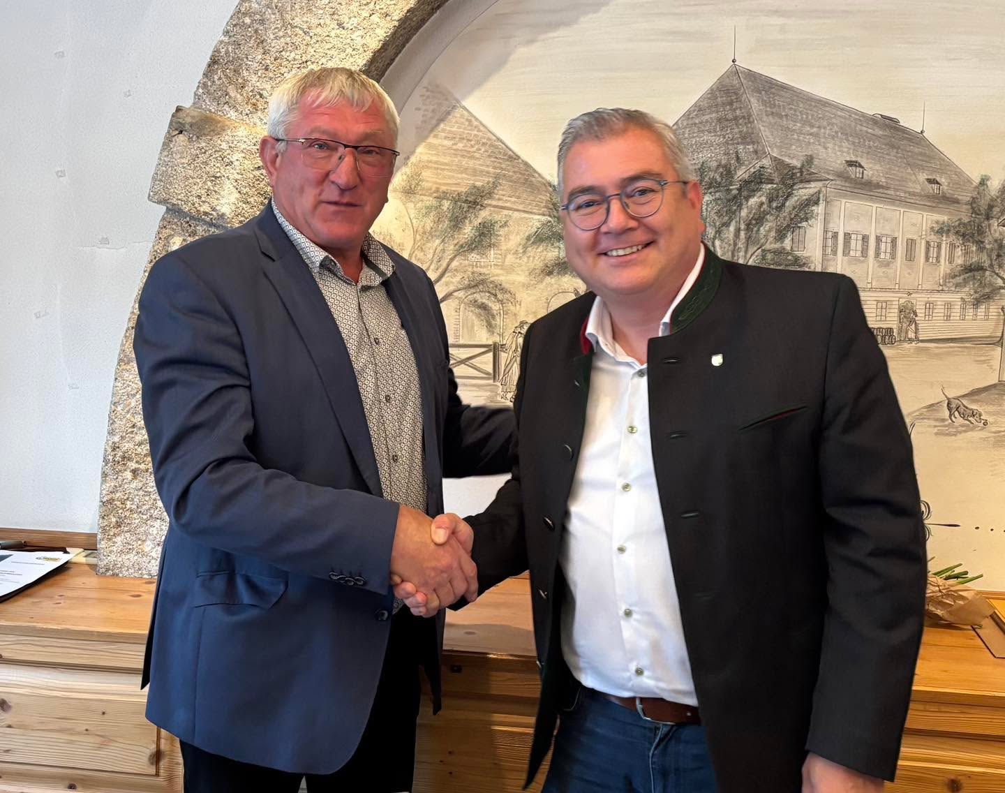 🎉 Franz Spitzbart-Hiebleitner ist neuer Obmann des Seniorenbundes Kirchham!
Die Mitglieder wählten den neuen Obmann und den Vorstand einstimmig der rund 200 Mitglieder starken Ortsgruppe. 👏
Zur Jahreshauptversammlung konnten zahlreiche Ehrengäste begrüßt werden, darunter LAbg. Bgm. Rudi Raffelsberger, Pater Franz, Bgm. Ingo Dörflinger, Vizebgm. Christian Brunner, Ortsbauernobmann GV Anton Pühringer und SB-Bezirksobmann Anton Holzleitner.
Ein großes Danke gilt auch Fritz Dallinger und Elisabeth Buchegger für ihren Einsatz in der Übergangszeit! 💐
📍 Infos & Termine:
https://www.kirchhamer.at/im-gespräch/categories/seniorenbund
#Kirchham #Seniorenbund #Ehrenamt