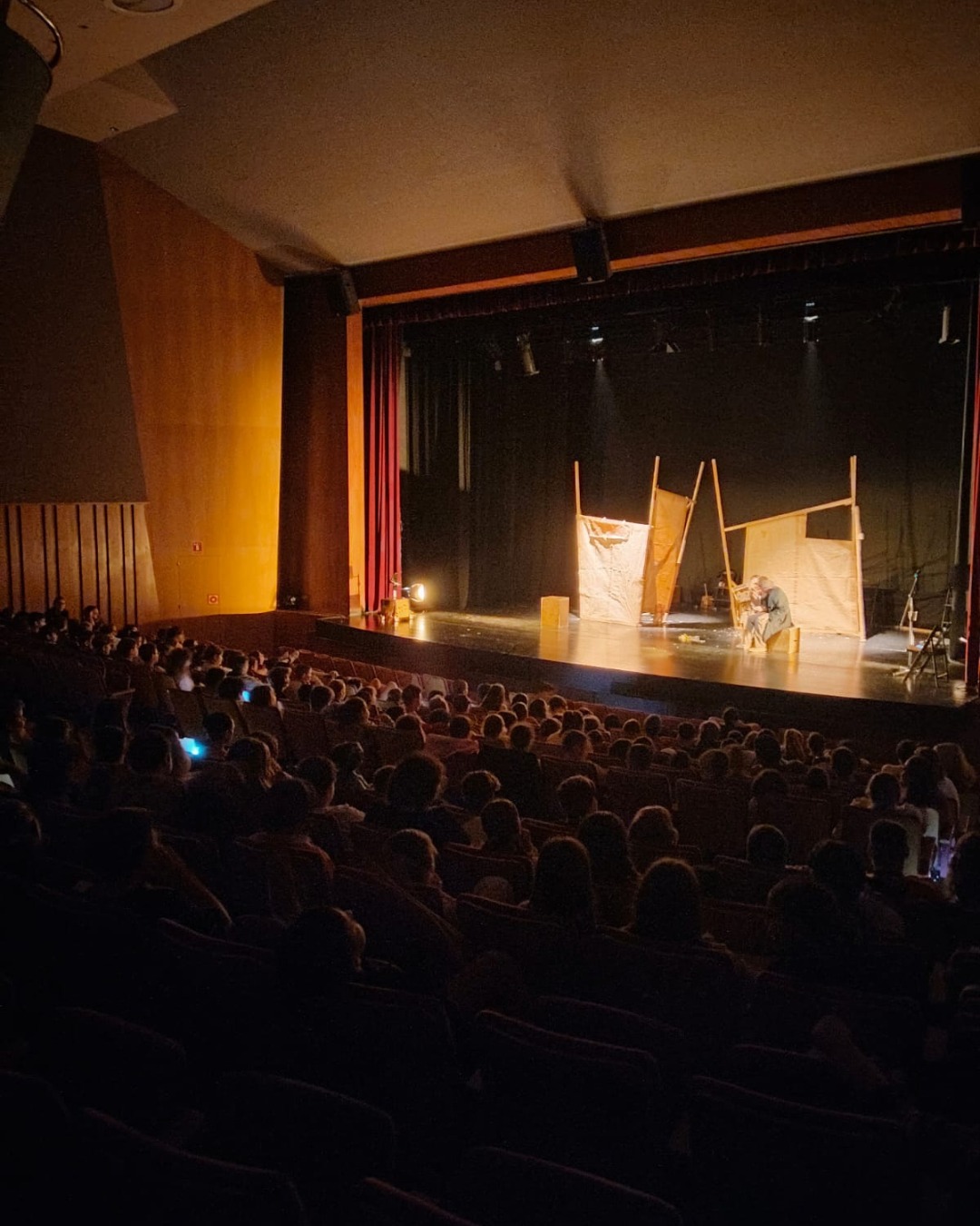 L’art de ser espectador és el projecte més antic del Teatre i aquest curs ha estat, de nou, tot un èxit! ✨
Volem agrair a totes les companyies que han protagonitzat aquesta 28a edició: @laromancerateatre, @elmarcelgros, @pep_lopez, @total_circ, @festuc_teatre, @teatrealdetall, @xirrin666, @zero_en_conducta, @pentinaelgat, @cia.inhabitants, @cialatal, @cascaiteatre, @perroazulteatro
a totes les escoles que han participat en la campanya @maristes_chanel, @escola.santa.susanna, @vedrunamalgrat, @escolaignasiiglesias, @montserratmalgrat, @escolalesferreriespalafolls, @escolalesfalgueres, @escolamontpalau, @escolamariacubi, @escolajaume1, @escolalaroureda, #escolaaloc, @escola_brianxa, @escolesfonlladosa, @serrademiralles, @vedrunamalgrat, @santjordipineda,@escolamasprats, @institutlluiscompanys, @escola_montagut, @escola_mediterrania, @iesantpol, @escolaelfarcalella, @institutescola.elpigros, @salvadorespriuvidreres, @fedaccanetyglesias, @instordaria
i totes les poblacions que han confiat en #L'artdeserespectador!
Gràcies! @aj_tordera, @ajuntament_fogars_selva, @ajmalgrat, @ajsantasusanna, @ajpinedademar, @ajpalafolls, @aj.santcebriadevallalta, @ajsantpol, @ajcalella @ajvidreres
Aviat podreu consultar el dossier de la 29 edició de l'Art de ser espectador i fer les inscripcions pel curs 2026-2027!
#Programacioescolar
#teatre
#lartdeserespectador
#tordera
#teatreclavé