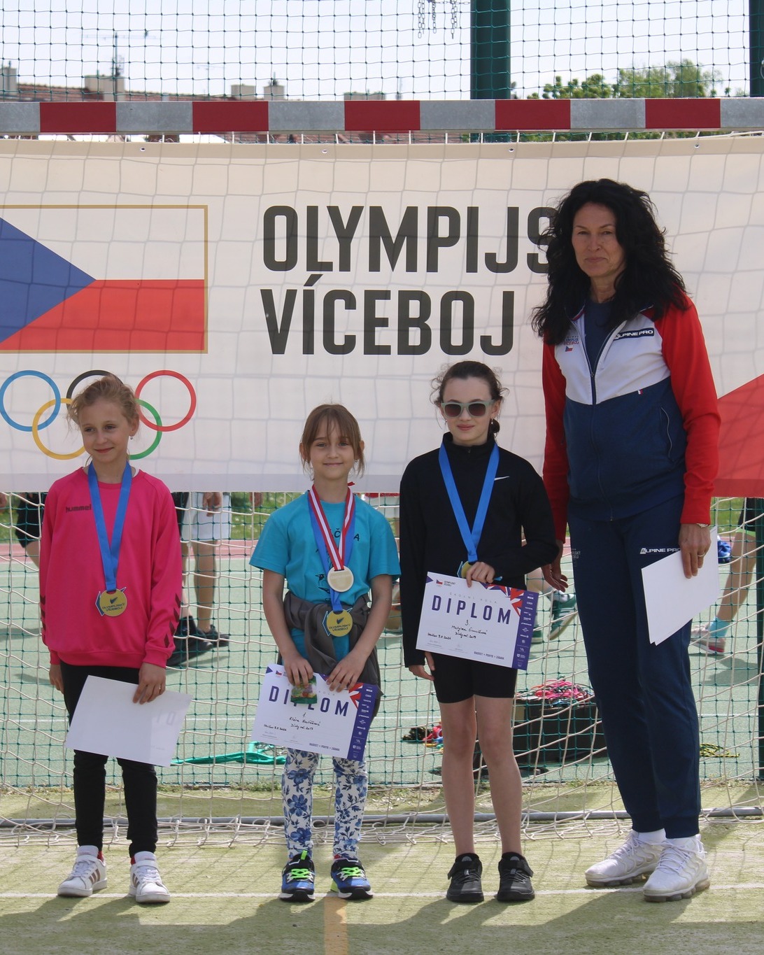 Sportujeme s mistryní světa!
V bojovném duchu plném sportovního nadšení přivítali žáci třetího až sedmého ročníku mistryni světa a bronzovou olympijskou medailistku v trojskoku, Šárku Kašpárkovou, která svou přítomností zaštítila pětiboj mezi žáky jednotlivých ročníků narození.
Všichni soutěžili v trojskoku, hodu plným míčem, přeskocích přes švihadlo, driblování či testu břišních svalů, které prověřily lehy-sedy. Počasí opravdu přálo kvalitním sportovním výkonům a nejlepší byli odměněni diplomem, medailí a drobnou sladkostí.
Za rok si to rádi zopakujeme 😊
Mgr. Renata Šindlerová, vedoucí TV