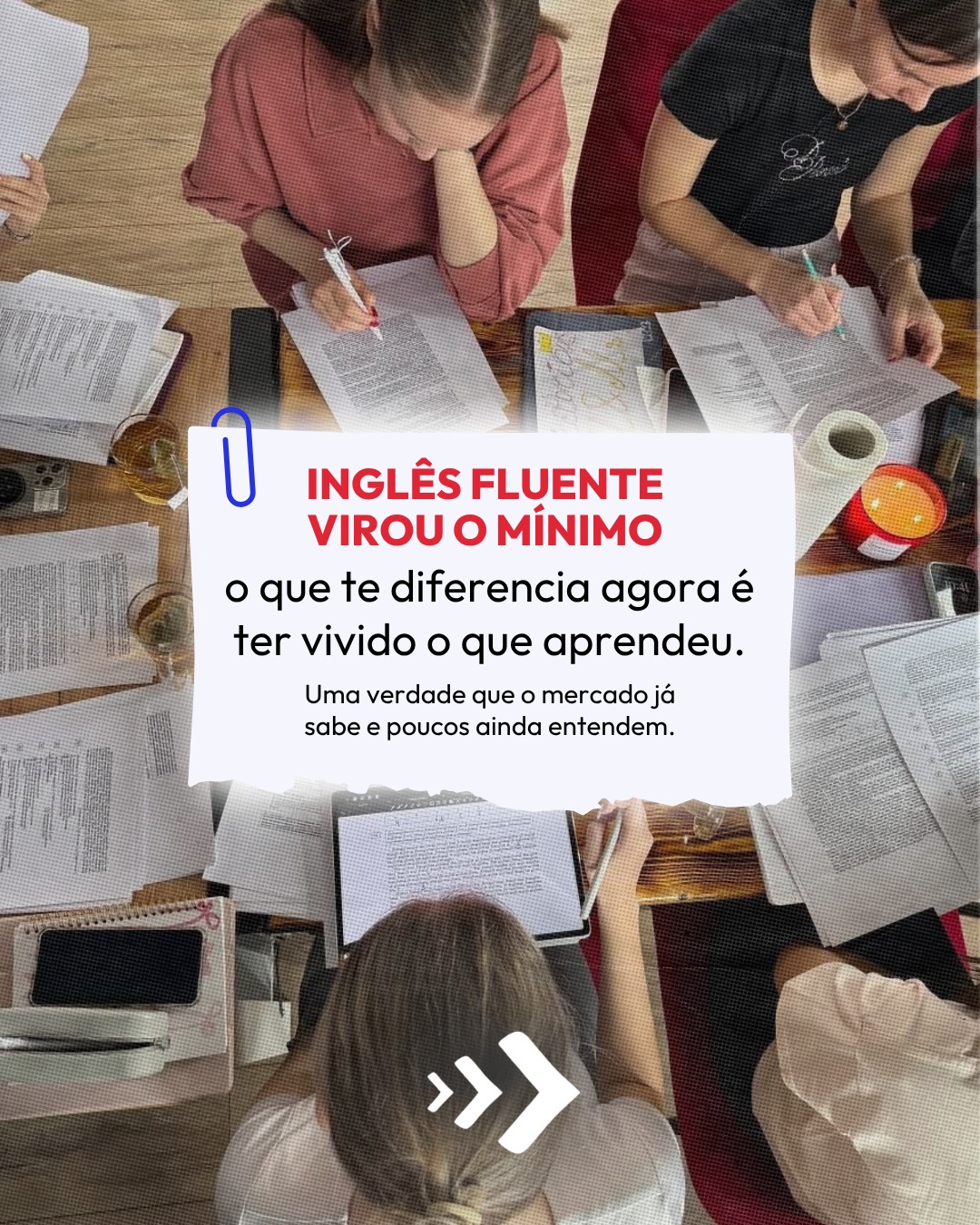 Anos de curso. Aplicativos. Aulas particulares. Todo mundo está fazendo isso.
O inglês deixou de ser diferencial faz tempo. Hoje ele é pré-requisito. O que o mercado global busca vai além da fluência técnica: é a capacidade de usar o idioma em contextos reais, sob pressão, com pessoas de culturas diferentes, tomando decisões em tempo real.
Isso não se aprende em sala de aula. Se constrói vivendo fora. Negociando, se relacionando, errando e ajustando num ambiente que não fala a sua língua nativa.
Quem tem isso não disputa as mesmas vagas que quem só estudou o idioma. Disputa outras, com menos concorrência e mais valor.
Link na bio | On Education
#ingles #intercambio #estudarfora #carreira #oneducation