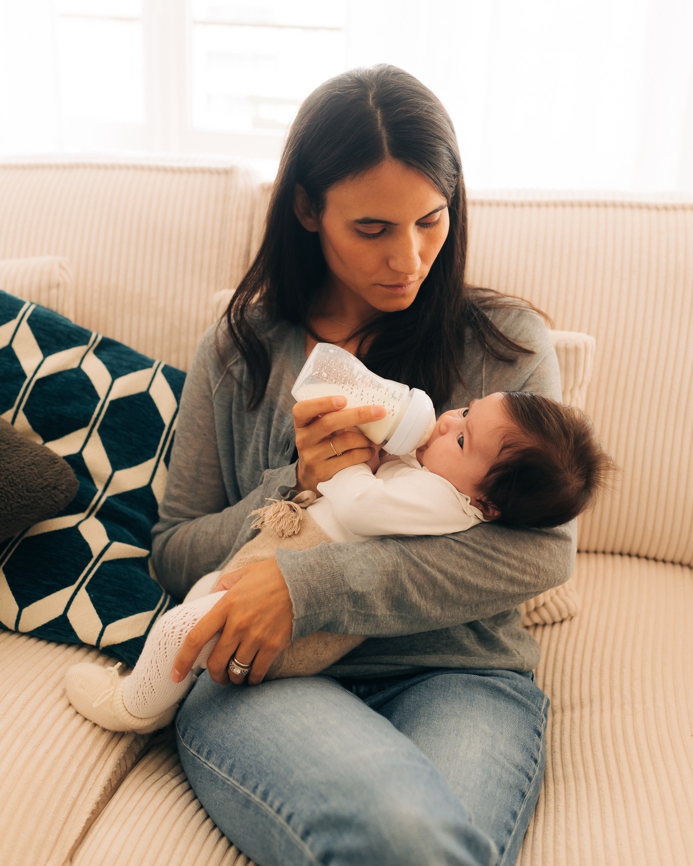 Quand j'étais enceinte, on m'avait préparée à l'accouchement. À l'allaitement (vraiment pas assez... je l'ai bien foiré), aux suites de couche immédiates, un peu au retour à la maison... On m'avait dit que le sommeil serait le nerf de la guerre ;
Mais personne ne m'avait dit que les premiers jours, je me sentirais étrangère dans mon propre corps. Que je pleurerais pendant des heures pour tout et pour rien. Que je pourrais aimer follement mon bébé ET avoir envie qu'on le reprenne 5 minutes pour respirer.
Personne ne m'avait dit à quel point le post-partum était intense (enfin si, on me l'avait un peu dit quand même en tant que doula, mais je me disais que justement... parce que je suis doula, j'étais prête pour ça.) Mais souvent on oublie des détails, on enjolive, on dit "tu verras, ça va passer"... tout passe. Tout passe beaucoup trop lentement et incroyablement vite en même temps.
Même même moi, doula, je me suis sentie flouée par celles qui m'avaient parlé de post partum, avant de vivre le mien.
Ce que j'aurais aimé qu'on me dise :
🌸 Tu n'as rien à prouver. Pas même ton amour.
🌸 Tu peux pleurer ET être heureuse en même temps.
🌸 Demande de l'aide. Vraiment. Pas juste pour la forme.
🌸 Ton corps n'a pas à "rebondir". Il a traversé une tempête.
🌸 La fatigue n'est pas une faiblesse. C'est juste de la fatigue.
Si tu attends un bébé ou que tu vis tes premiers mois, mon parcours "Le Premier Mois Après la Naissance" est pensé pour t'éviter de tout découvrir au pire moment.
→ Lien en bio !
#postpartum #maternitéréelle #doulaparis #4emetrimestre #doulacharlie
📷@albane.demarnhac