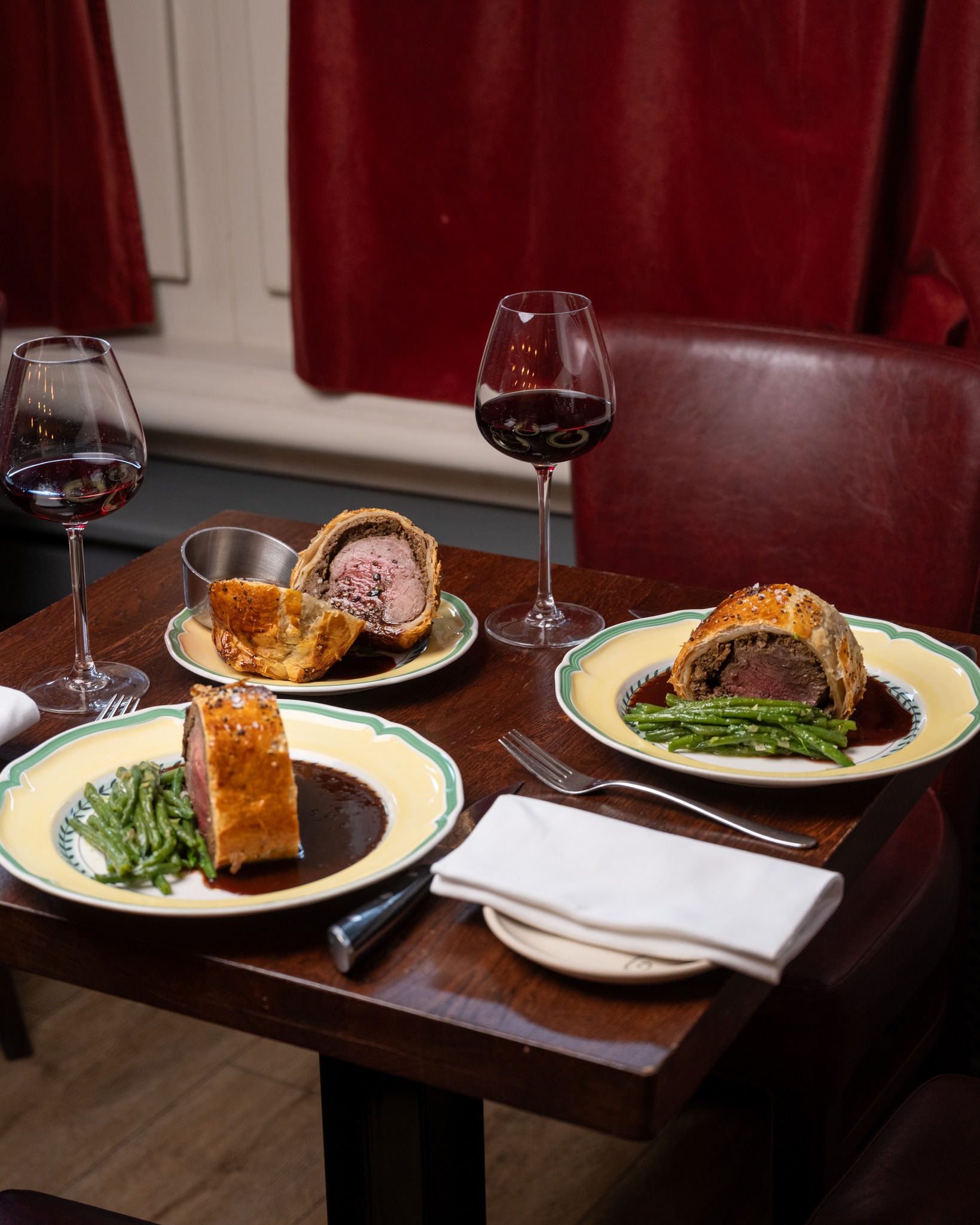 Start the Bank Holiday weekend with our Le Beef Wellington Lunch. 🇫🇷🥂
Begin with a walnut salad, followed by filet of beef Wellington served medium rare with a rich marchand de vin sauce, before finishing with your choice of tarte aux pommes with vanilla ice cream or rum baba with strawberries & cream.
Join us this 22nd May - link in bio to book! 🍽