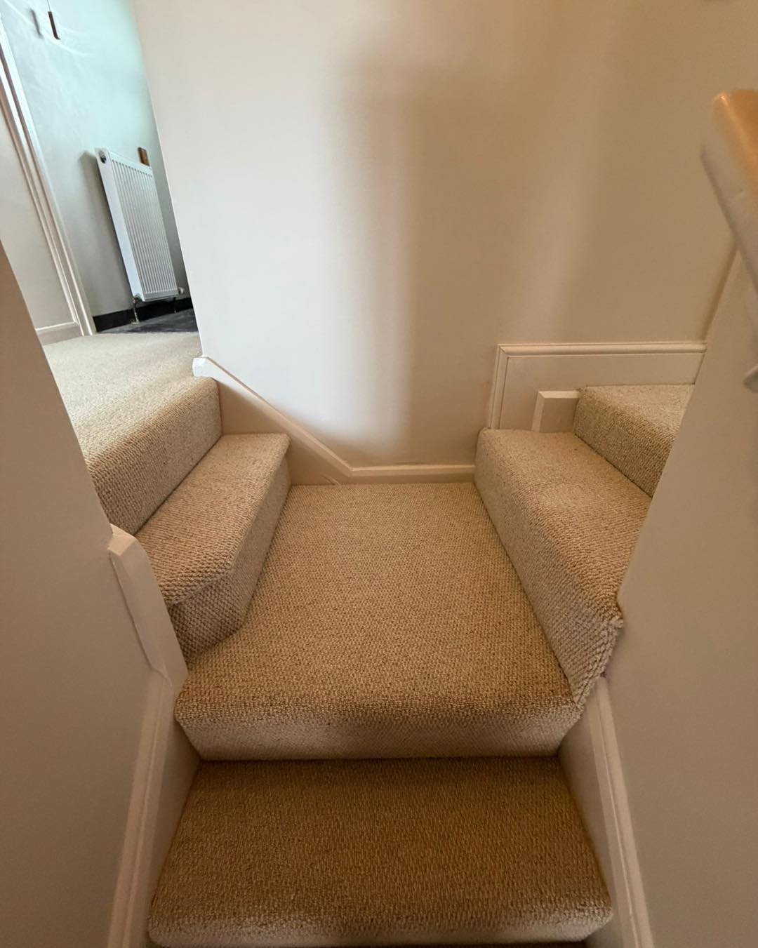 Royal windsor oatcake fitted to lounge stairs and landing
Captivation mooncloud to bedrooms
All fitted on 10mm underlay and new silver doorbars
Perfect colour combination here with tom’s help in store.
Hard wearing loop pile wool berber to the high traffic areas
Soft touch twist to the bedrooms for that luxury feel helping us get out of bed 🛌
These colours work perfect with the clients walls and decor
Lets give the fitters some credit, how difficult are those steps to make look good 👏🏻👏🏻👏🏻