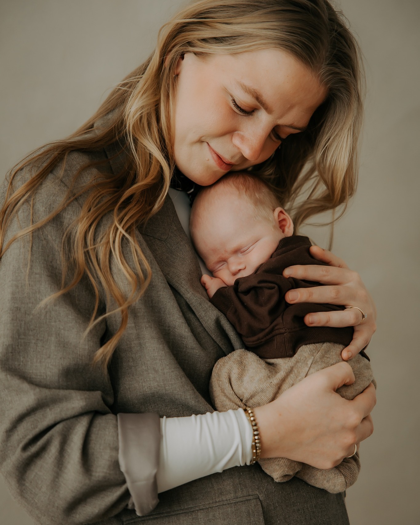 Vandaag mag ik weer op pad voor een newborn ♥️
Deze lieve mensen waren al bij mij geweest bij hun oudste en nu bij hun tweede kindje mocht ik ook de zwangerschap en de newbornshoot doen 🙏🏻
Fijne tweede pinksterdag allemaal!!
.
.
.
.
#newbornshoot #fotograaf #fotograafalmelo #babyshoot #inverwachting