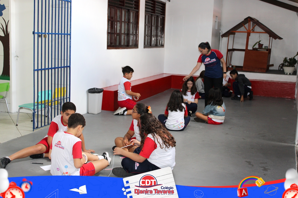 Hoje a aprendizagem ganhou movimento, investigação e muita criatividade!📐✨
O espaço de recreação se transformou em um grande laboratório de exploração matemática. Com fita crepe e trena em mãos, as crianças construíram figuras geométricas planas e investigaram, na prática, os conceitos de área e perímetro. 📏🔺
Ao medir o contorno das formas, descobriram o que é perímetro. Já observando o espaço interno, levantaram hipóteses e compararam as áreas de cada figura.💡💙