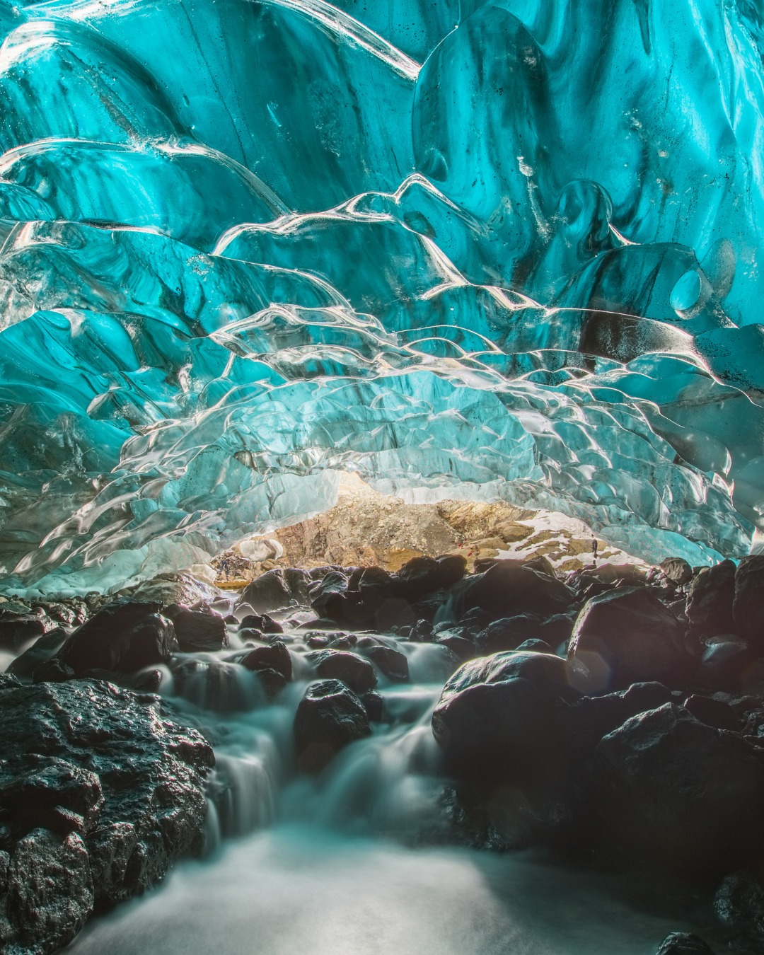 Plongez au cœur d’un monde de glace et de lumière en explorant les spectaculaires grottes de glace d’Islande ❄️✨
Façonnées par les mouvements des glaciers, ces merveilles naturelles offrent un décor irréel : nuances de bleu profond, reflets cristallins et sculptures éphémères créées par la nature elle-même. Une expérience unique qui vous emmène au plus près des glaciers, là où le temps semble suspendu.
Accompagnés d’un guide, partez à la découverte de ces cathédrales de glace et laissez-vous émerveiller par la puissance et la beauté brute de l’Islande 🧊
---
Nous pouvons t’aider à organiser ton voyage. N’hésite pas à nous contacter !
📞 05.61.13.30.79
📧 laureen@sotravel.fr
---
#grotte #glace #icecave #islande #iceland #glacier #voyageislande #découverte #oupartir #oupartirsotravel #sotravel #levoyagebysotravel #toulouse #toulousemetropole #agencedevoyages #voyages #vacances #surmesure #voyagesurmesure #voyagesdereve #voyagedenoces #voyageenfamille #AventureInoubliable