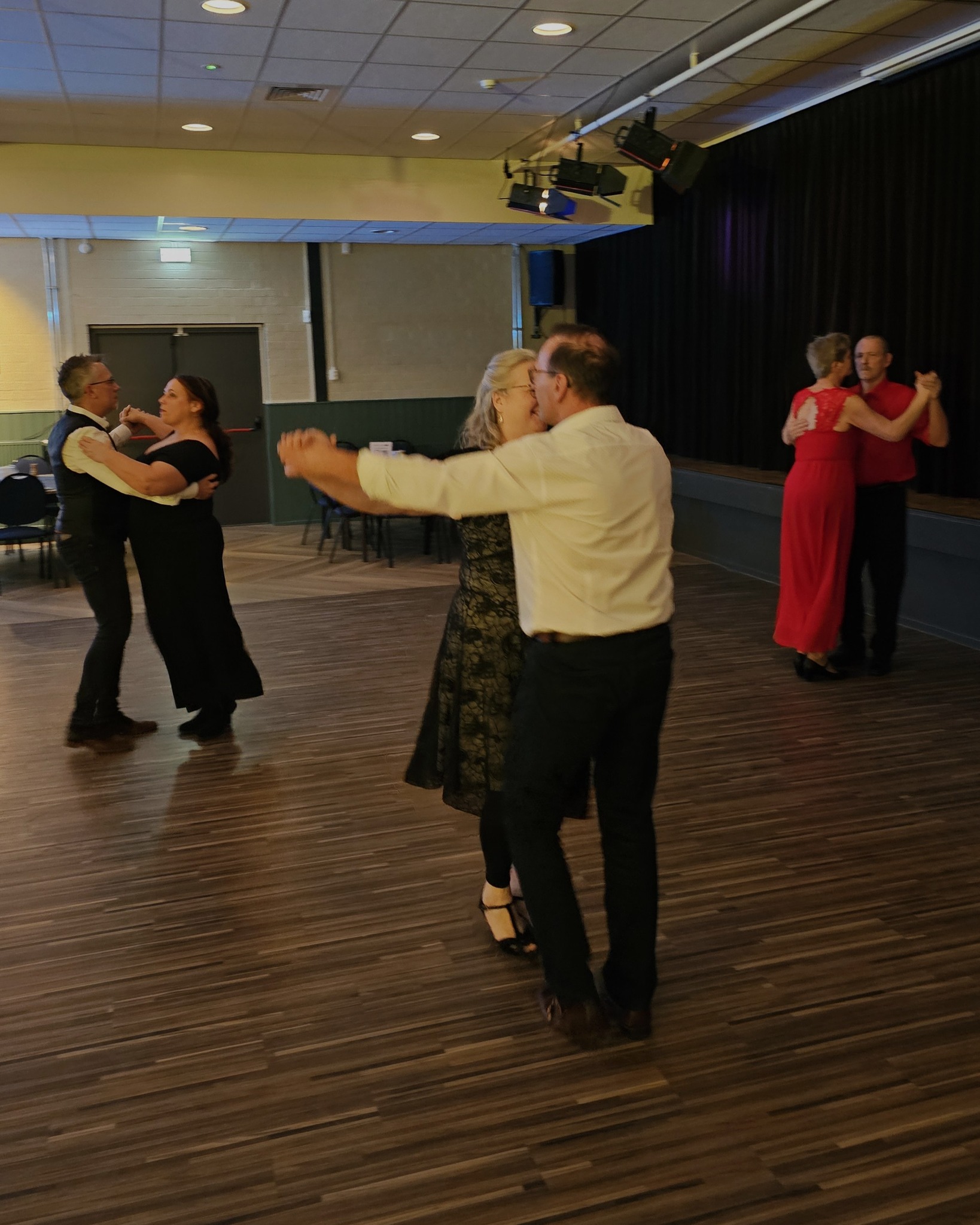 De eerste twee zomerdanslessen zitten er alweer op! 💃🕺
Maar geen zorgen, want volgende week zijn we er weer. Dit keer gaan we aan de slag met de Engelse wals: een sierlijke en elegante dansstijl die we je stap voor stap zullen leren. 🤍
Er zijn nog een paar tickets beschikbaar, dus ga snel naar onze site!
#dansstudiorolo #dansstudiobrabant #herpen #dansen #engelsewals