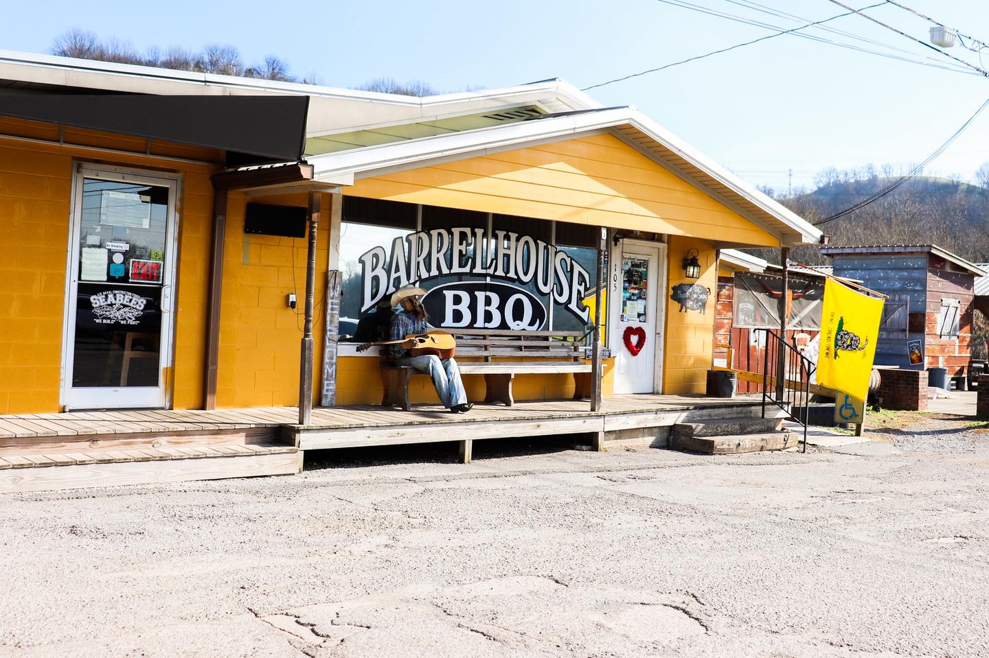 If you’ve ever been to Barrelhouse BBQ 🍗, you may have noticed all the dollar bills on the walls. Recently, the amazing owner, Chuck & his team decided to donate all those dollar bills to St. Jude!
When visiting Lynchburg, make sure you stop in & support this delicious restaurant!
P.s…order the grilled cheese on crack 😉
#lynchburgtn #visitlynchburg #visitlynchburgtn #southerncooking #bbq
