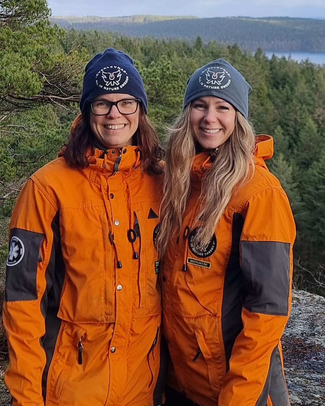 Imorgon (26/5) är sista dagen för att anmäla dig till vårens utbildning! missa inte det 🔥
2 juni 2026 - När gnistor blir till handlingskraft
Den här gången lämnar vi konferensrummet bakom oss och möts ute i naturen för en förmiddag som handlar om handlingskraft, beredskap och självledarskap.
Tillsammans med Linda Arontzon och Silvia från @allinnaturesweden får vi träna konkreta färdigheter som eld, vattenrening, säker knivhantering och matlagning över öppen eld — men också något som går ännu djupare.
För det här handlar inte bara om överlevnadskunskap. Det handlar om att stärka tilliten till den egna förmågan, att samarbeta, tänka klart och agera när något oväntat händer. I en tid där många av oss känner av både osäkerhet och högt tempo blir det här en möjlighet att stanna upp, lära nytt och samtidigt bygga ett lugn som går att ta med tillbaka till både arbete och vardag.
Det här är en utbildning för dig som vill fylla på med ny kunskap, nya perspektiv och en känsla av att vara bättre förberedd — både praktiskt och mentalt. En förmiddag där vi får använda händerna, tänka tillsammans och upptäcka hur mycket kraft som faktiskt väcks när vi kliver utanför det invanda.
Vi ser fram emot en förmiddag fylld av naturupplevelser, gemenskap och lärande som stannar kvar länge.
Varmt välkommen att anmäla dig här senast 26 maj - https://www.kavai.se/event-details/nar-gnistor-blir-till-handlingskraft