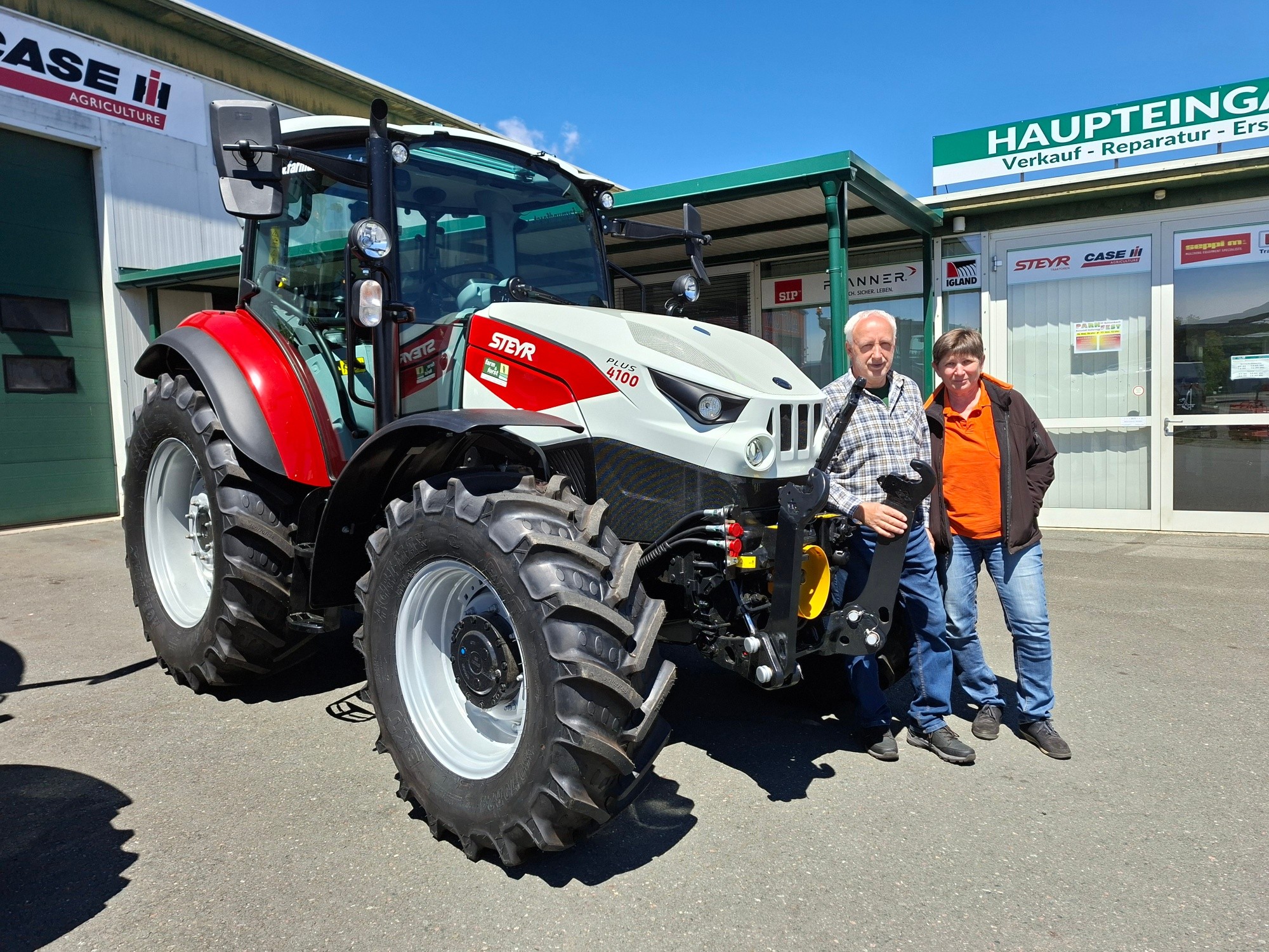 Traktorübergabe: Steyr Plus 4100 an Familie Ofner aus Pirkhof. Das Farm & Forst Team bedankt sich für das Vertrauen und wünscht unfallfreie Fahrt ☘️