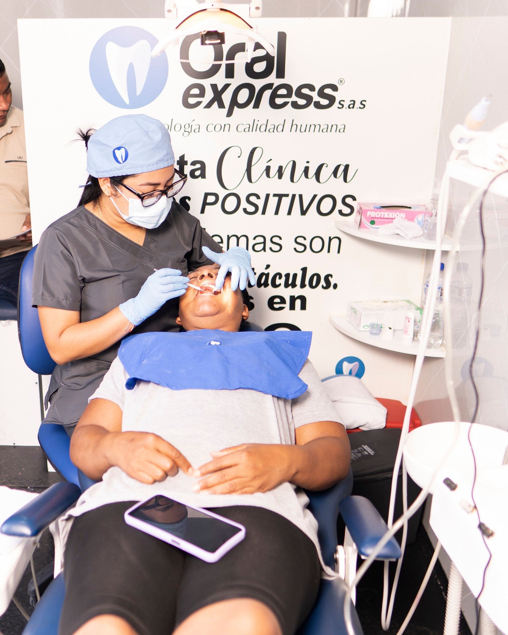 Cerramos nuestra jornada de salud oral integral, y el balance no podría ser más gratificante, finalizamos las labores extendiendo la atención médica a toda la comunidad vecina de la finca Gaira, el lugar donde nuestros corporados trabajan todos los días.
Entendemos que el bienestar de nuestra gente está conectado con el de su entorno. Facilitar el acceso a servicios odontológicos de calidad para los trabajadores y las familias del sector no es solo una visita técnica, es una acción directa para mejorar su calidad de vida.
Seguimos demostrando que el desarrollo en el campo se construye con acciones reales, cuidando la salud y el entorno de quienes lo habitan
Un agradecimiento especial a todo el equipo de @oralexpress . Su profesionalismo, calidad humana y disposición para llevar su unidad móvil hasta el campo fueron clave para hacer realidad este impacto en la comunidad.