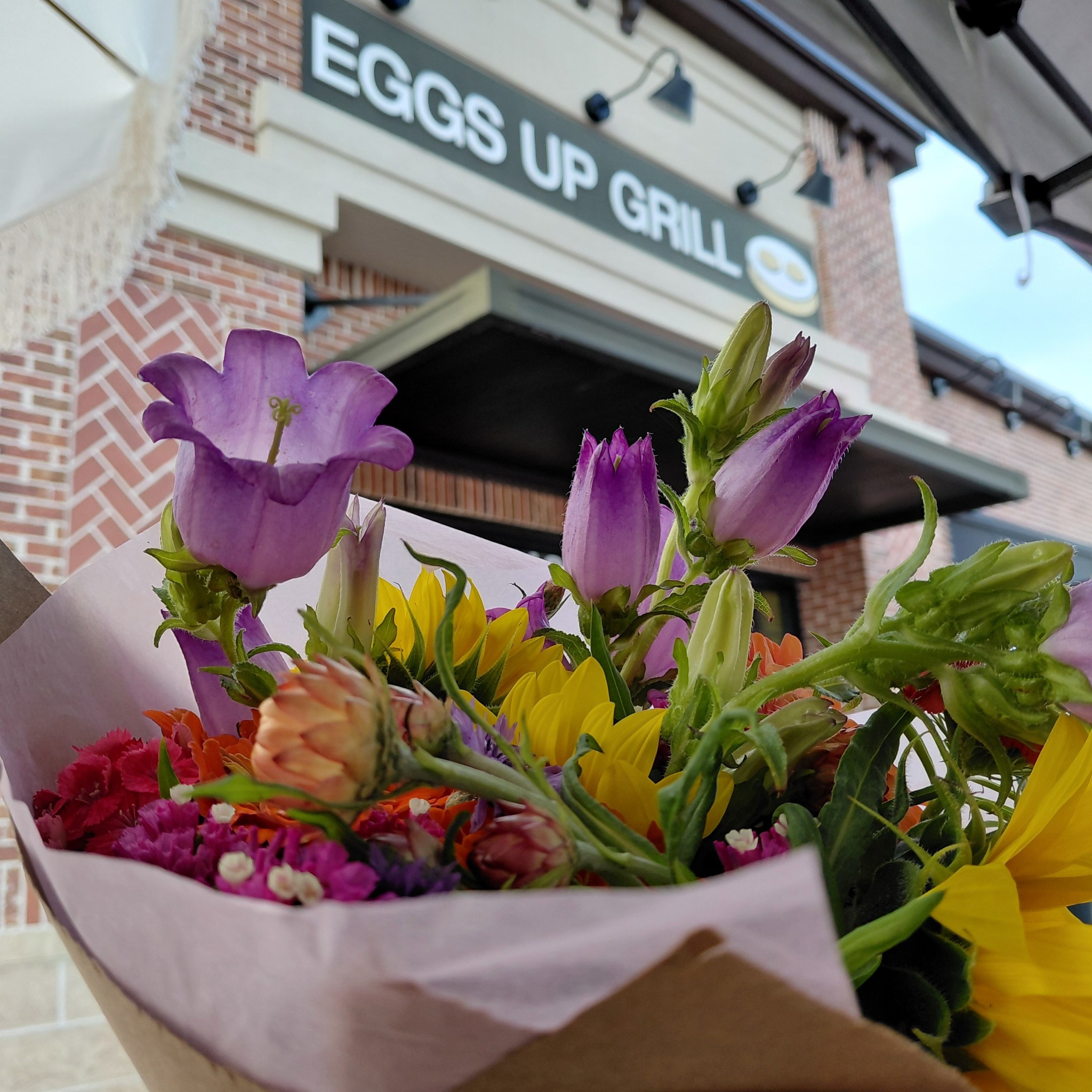 We are set up at Eggs Up Grill in Cane Bay this Sunday morning!
Come by and grab a bite and a bouquet filled with Beautiful Bell Flowers.
Eggs Up Grill is hosting a second Spring Vendor Event until 1pm today. Come check it out!
@followers
@eug_charleston