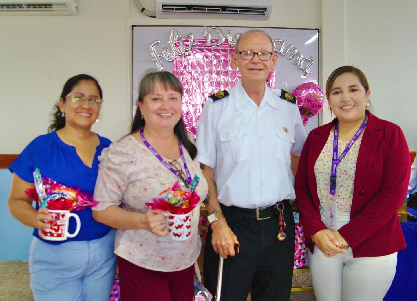 💐⚓ Madres que inspiran, corazones que guían 💙✨
Con alegría y agradecimiento compartimos un emotivo homenaje dedicado a nuestras madres colaboradoras, mujeres valiosas que con dedicación, compromiso y amor contribuyen cada día al fortalecimiento de nuestra institución. 💙✨
La jornada se desarrolló en un ambiente de integración y reconocimiento, contando con la distinguida presencia de la MSc. Lourdes Mendoza, Directora Distrital de Educación 09D17 Milagro; la Lic. Greta Montenegro, Analista ASRE; y su asistente.
Entre sonrisas, concursos recreativos, obsequios, emotivas palabras del Lic. Oscar Olvera y un compartir especial, celebramos a quienes son ejemplo de entrega y fortaleza. 👩👧👦💐
¡Gracias por ser inspiración para toda la comunidad navalina! ⚓💙
#SomosLosMejores💙
#SomosLaNaval⚓
#HomenajeAMamá💐
#FamiliaNavalina✨
#OrgulloNavalino🎉