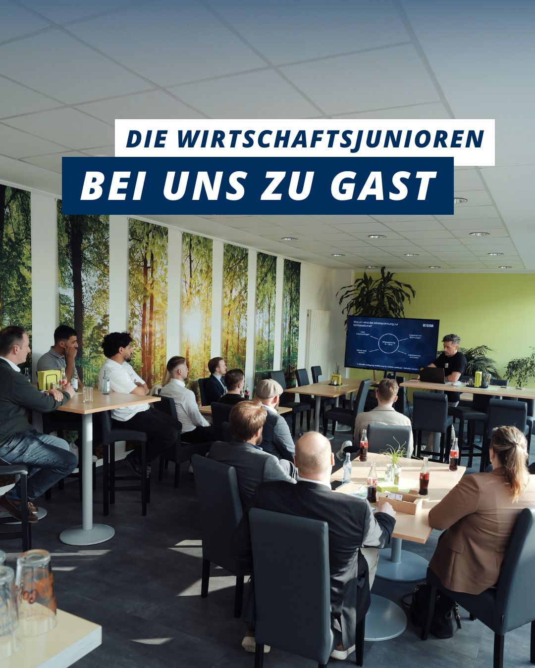 Wir durften die Wirtschaftsjunioren bei uns begrüßen und ihnen spannende Einblicke in die Welt der elektrischen Ausrüstungen geben! ⚡
Es gab einen tollen Austausch zwischen jungen Unternehmern und unserem Team, der zeigt, wie wichtig Vernetzung und gemeinsame Ideen für die Zukunft sind.
An unserem Standort in Rommerskirchen gewährten wir einen Blick hinter die Kulissen unserer Arbeit: Beim „Energie-Check" erlebten die Teilnehmer, was man sich unter Begriffen wie Mittelspannung, IS-Begrenzer und Schaltwagen in der Praxis wirklich vorstellen kann.
Ein großes Dankeschön an unser gesamtes Team für die tatkräftige Präsentation der GSB und an alle Beteiligten für den inspirierenden Abend! 💪
#Wirtschaftsjunioren #GSB #energieneugedacht
