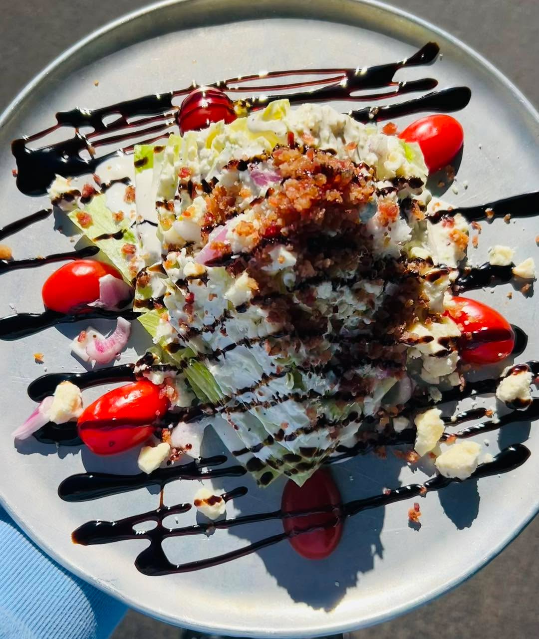 🥬WEDGE SALAD! Enjoy crisp iceberg lettuce topped with delicious chopped bacon, grape tomatoes, red onion, blue cheese, blue cheese dressing, and a balsamic glaze!
#wedgesalad #salad #bluecheese #bacon #greenville360