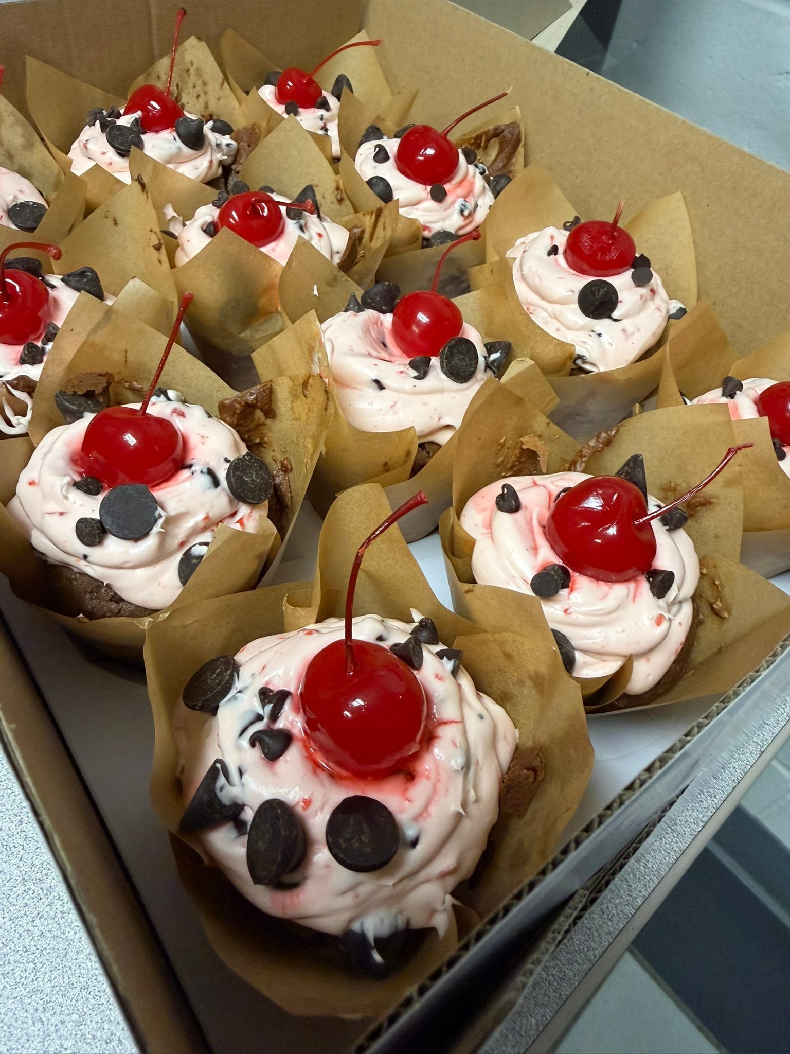 Ohhh 😍 little sweet treats from Dough Mama!
📷: Cherry Garcia Cupcakes! 🍒
The frosting was 👌