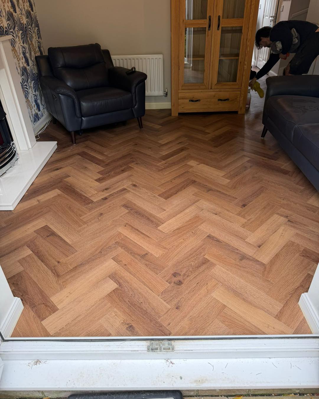 A couple of nice herringbone installs from last week.
Pics 1-3 abingdons artisan chestnut
Pics 4 and 5 maximus toffee