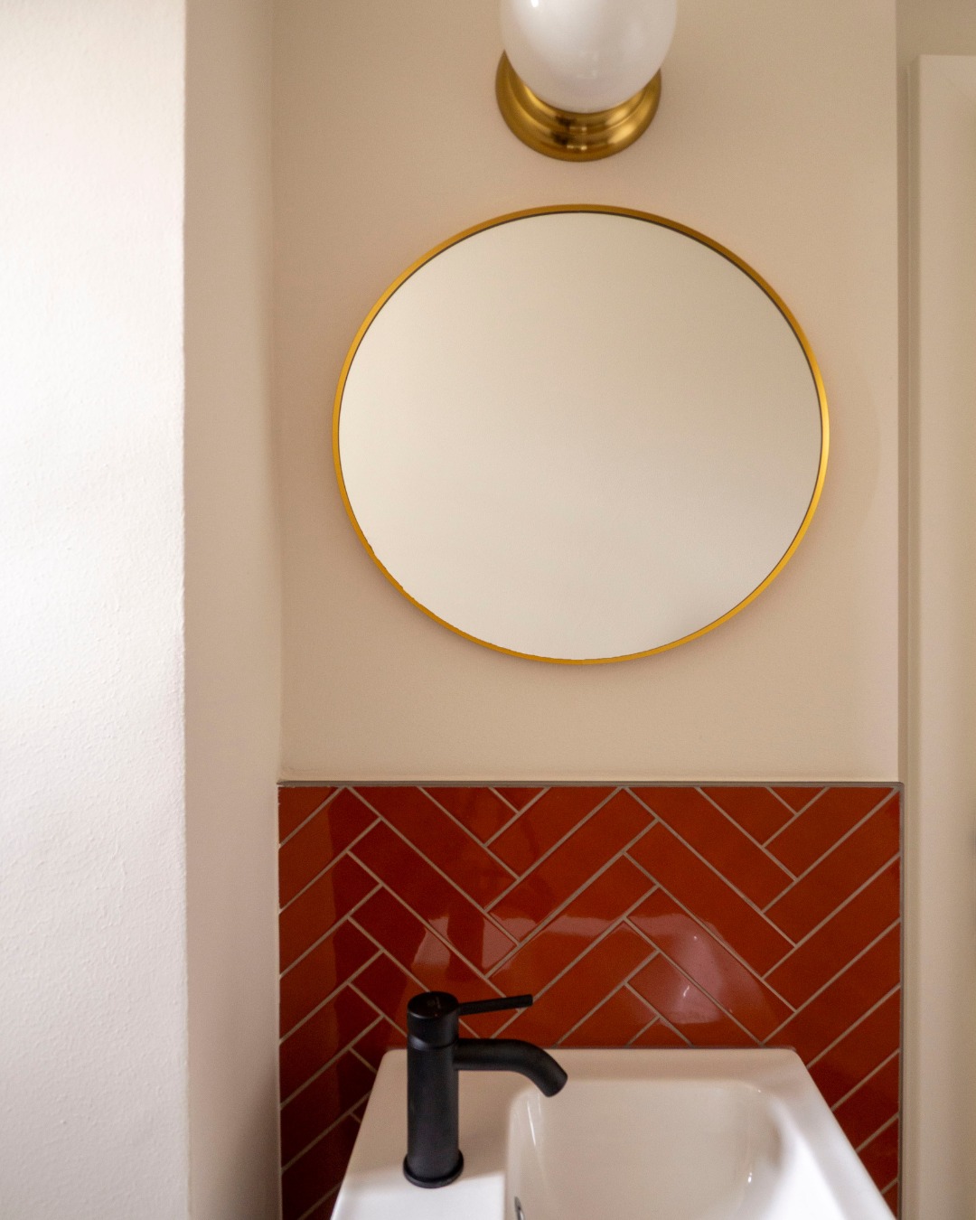 Wellness-Momente in den eigenen vier Wänden. 🛁🌿
Die Badezimmer führen das Farb- und Materialkonzept konsequent fort. Ob das Fischgrät-Mosaik in sanftem Blau im Hauptbad oder die mutige Fliese im Gäste-WC – wir haben Orte der Ruhe geschaffen. Die runden, hinterleuchteten Spiegel setzen moderne Highlights und sorgen für eine angenehme Atmosphäre.
Ein Projekt, das von der ersten Skizze bis zur letzten Fliese unsere Handschrift trägt.