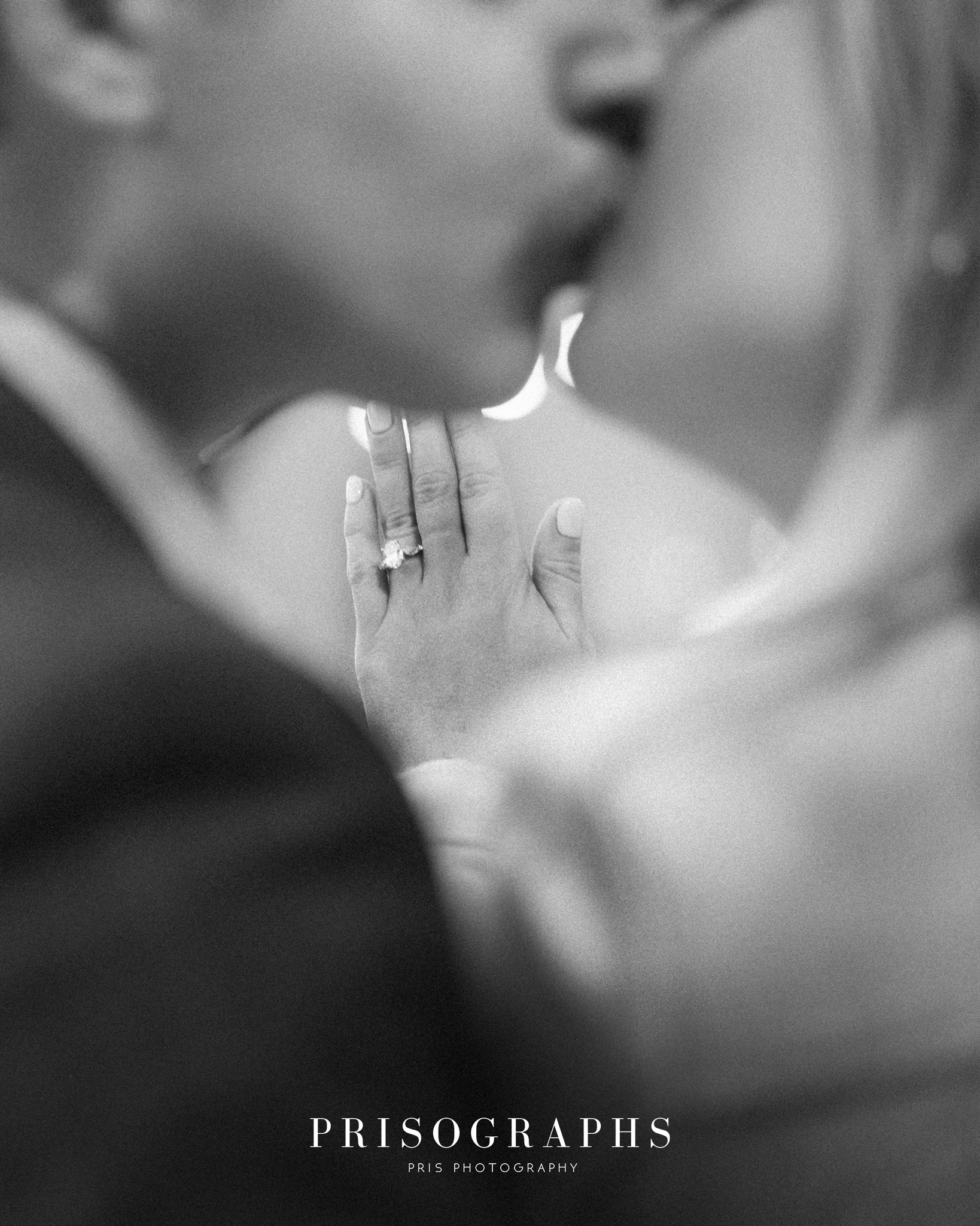 One ring. Two cultures. One universal moment.
Asian couples whisper it in platinum and diamonds. Western couples say it in colour.
But that trembling hand? Always the same.
一枚戒指,兩種文化,同一個瞬間。
亞洲情侶用鉑金與鑽石低聲訴說。西方情侶用色彩大聲宣告。
但那隻微微顫抖的手?每一對,都一樣。