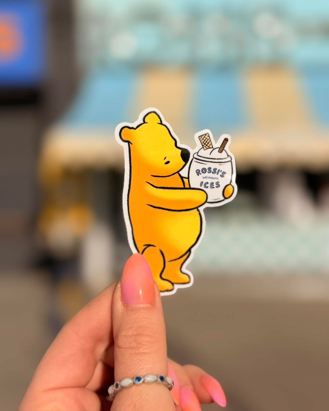 Winnie the Pooh x Rossi’s 🍯
We’re serving gelato straight from the hundred acre wood today. Two scoops of our gelato, topped with honey, wafers and sugar bees. (Vegan/Dairy Free options available) 🌳
Available to takeaway or inside our parlour. Message us or call 01305 785557 to book.