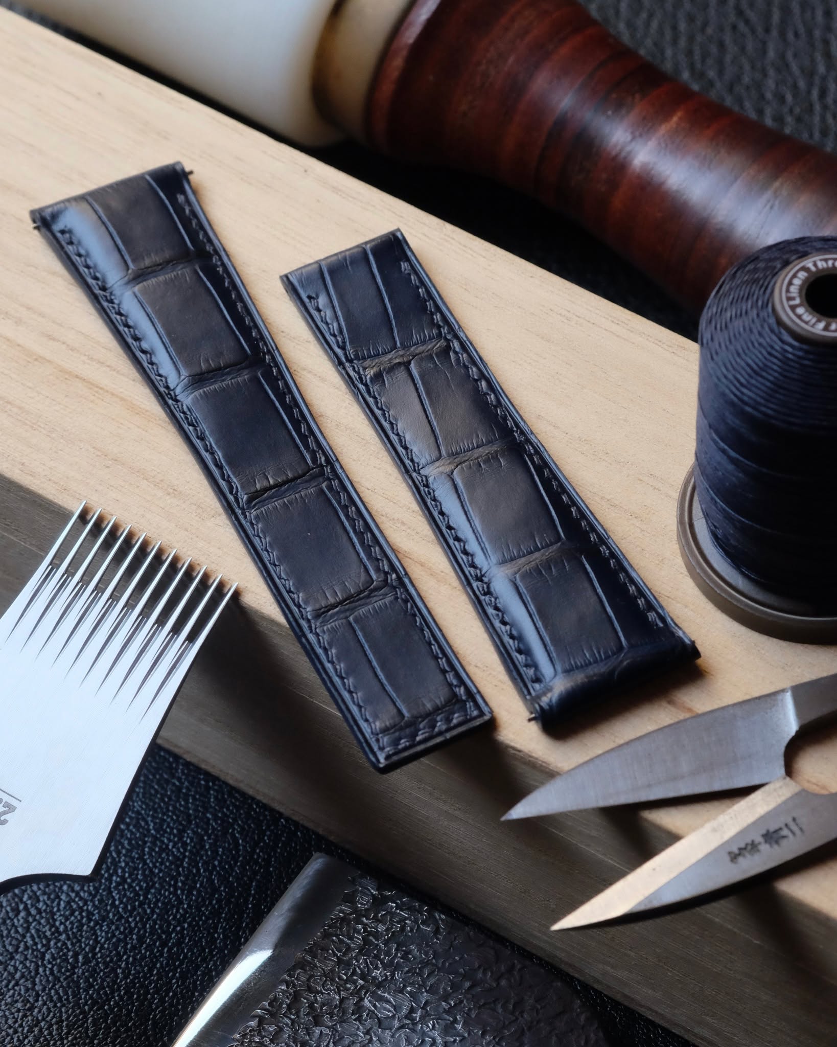 đ§đŞđđť Cousu main en Belgique
â˘
Bracelet de montre (bombĂŠ 3.7 Ă 1.7 mm dâĂŠpaisseur) entièrement fait main et cousu main en cuir dâalligator bleu marine light, doublure veau Zermatt, fil de lin dark blue (couture XS) et peinture des bords dark blue.
â˘
#atelierdecoster #decoster #artisan #handmade #handstiched #handmadeinbelgium #madeinbelgium
â˘
#handmadewatchstrap #bespokewatchstrap #customwatchstrap #handmadeleatherwatchstrap
â˘
#alligatorleather #alligatorleatherwatchstrap #alligatorwatchstrap